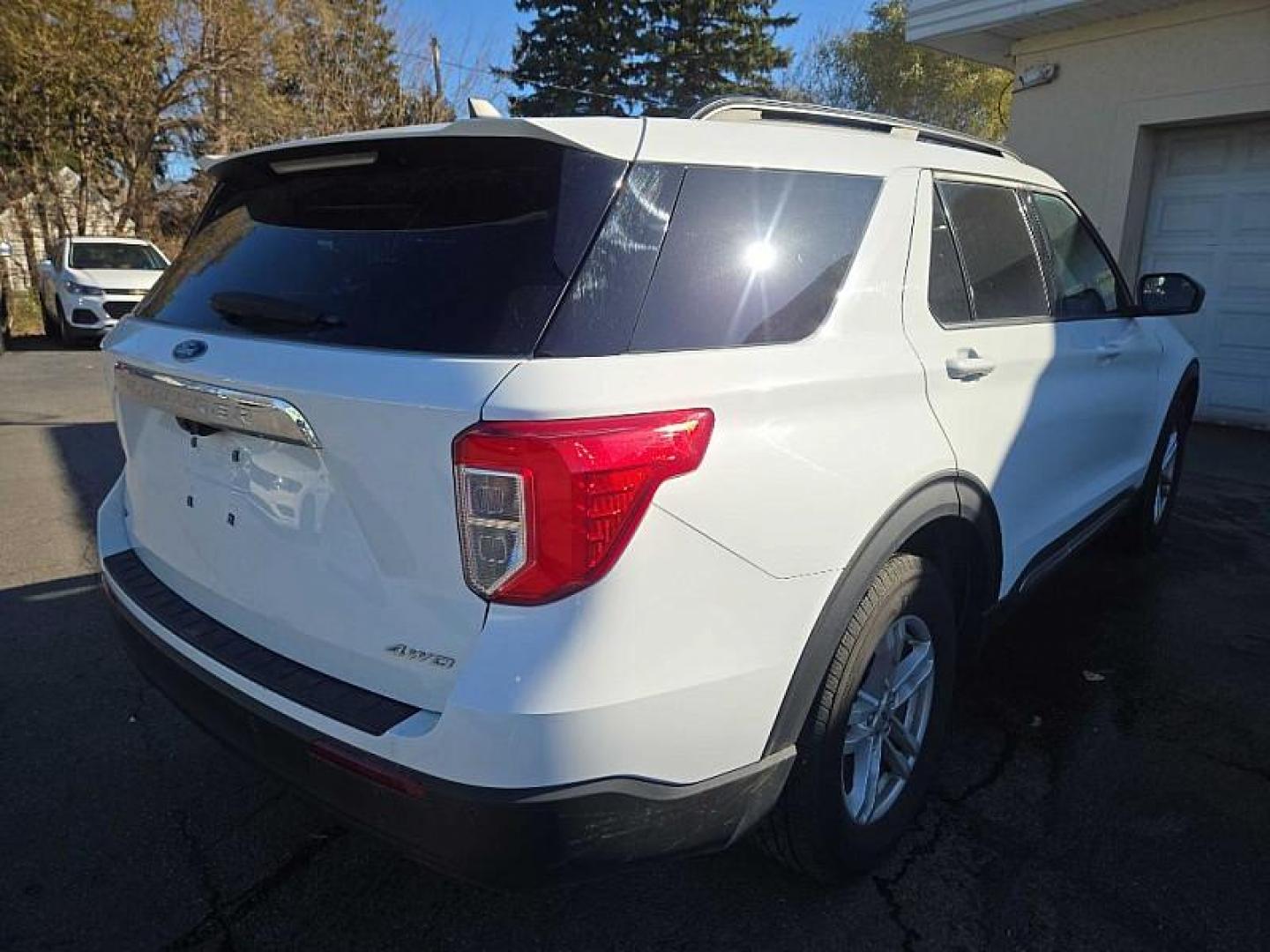 2022 WHITE /BLACK Ford Explorer XLT AWD (1FMSK8DH6NG) with an 2.3L L4 DOHC 16V engine, 10A transmission, located at 3304 Woodville Road, Northwood, OH, 43619, (419) 210-8019, 41.612694, -83.480743 - Your #1 Destination for Auto Loans and mdash;No Matter Your Credit!At our dealership, we believe everyone deserves the opportunity to drive their dream car and mdash;whether you have good credit, bad credit, or no credit at all. With a wide selection of hundreds of cars, trucks, and SUVs, you'll fin - Photo#4