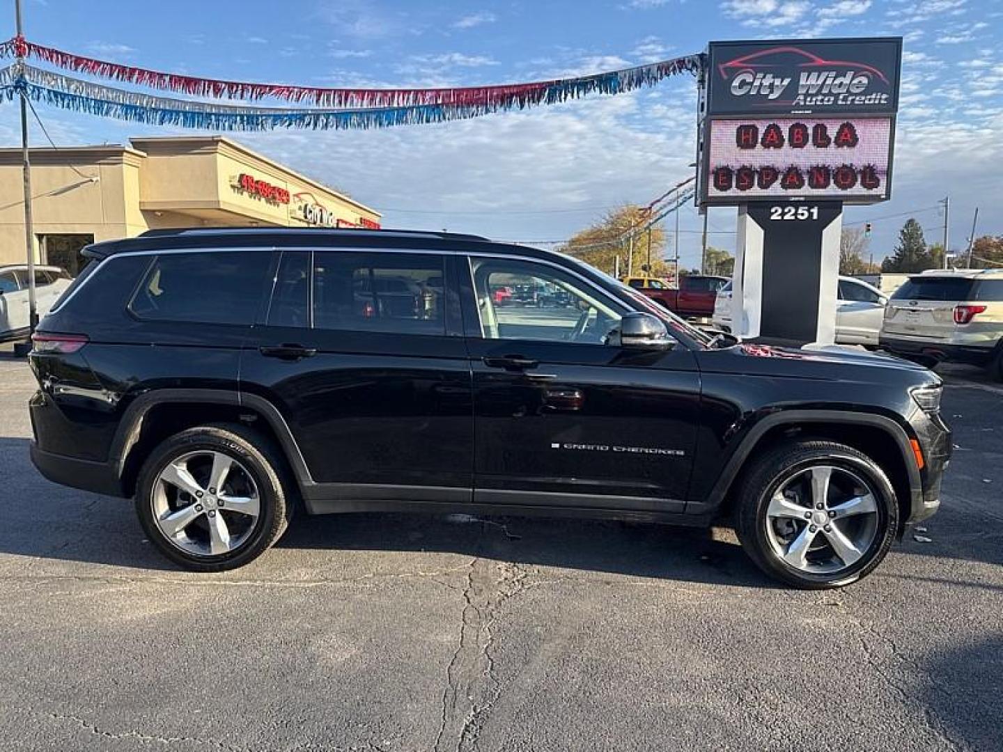 2022 BLACK /BLACK Jeep Grand Cherokee Limited 4WD (1C4RJKBG0N8) with an 3.6L V6 DOHC 24V engine, 8A transmission, located at 3304 Woodville Road, Northwood, OH, 43619, (419) 210-8019, 41.612694, -83.480743 - Your #1 Destination for Auto Loans and mdash;No Matter Your Credit!At our dealership, we believe everyone deserves the opportunity to drive their dream car and mdash;whether you have good credit, bad credit, or no credit at all. With a wide selection of hundreds of cars, trucks, and SUVs, you'll fin - Photo#5