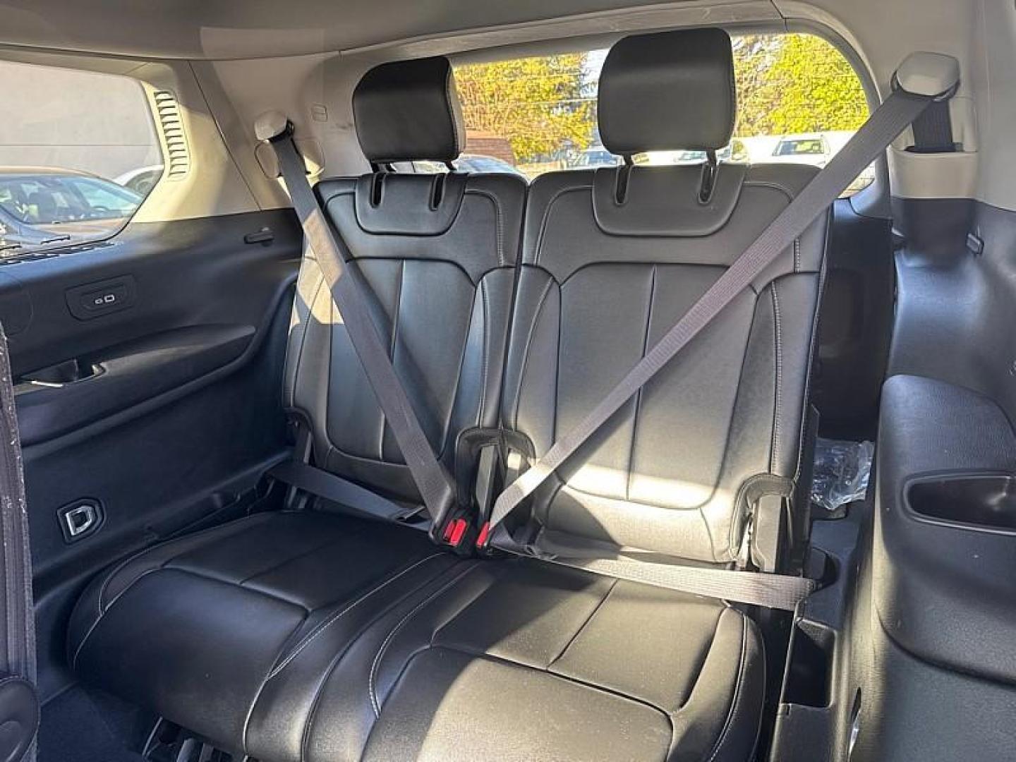 2022 BLACK /BLACK Jeep Grand Cherokee Limited 4WD (1C4RJKBG0N8) with an 3.6L V6 DOHC 24V engine, 8A transmission, located at 3304 Woodville Road, Northwood, OH, 43619, (419) 210-8019, 41.612694, -83.480743 - Your #1 Destination for Auto Loans and mdash;No Matter Your Credit!At our dealership, we believe everyone deserves the opportunity to drive their dream car and mdash;whether you have good credit, bad credit, or no credit at all. With a wide selection of hundreds of cars, trucks, and SUVs, you'll fin - Photo#12