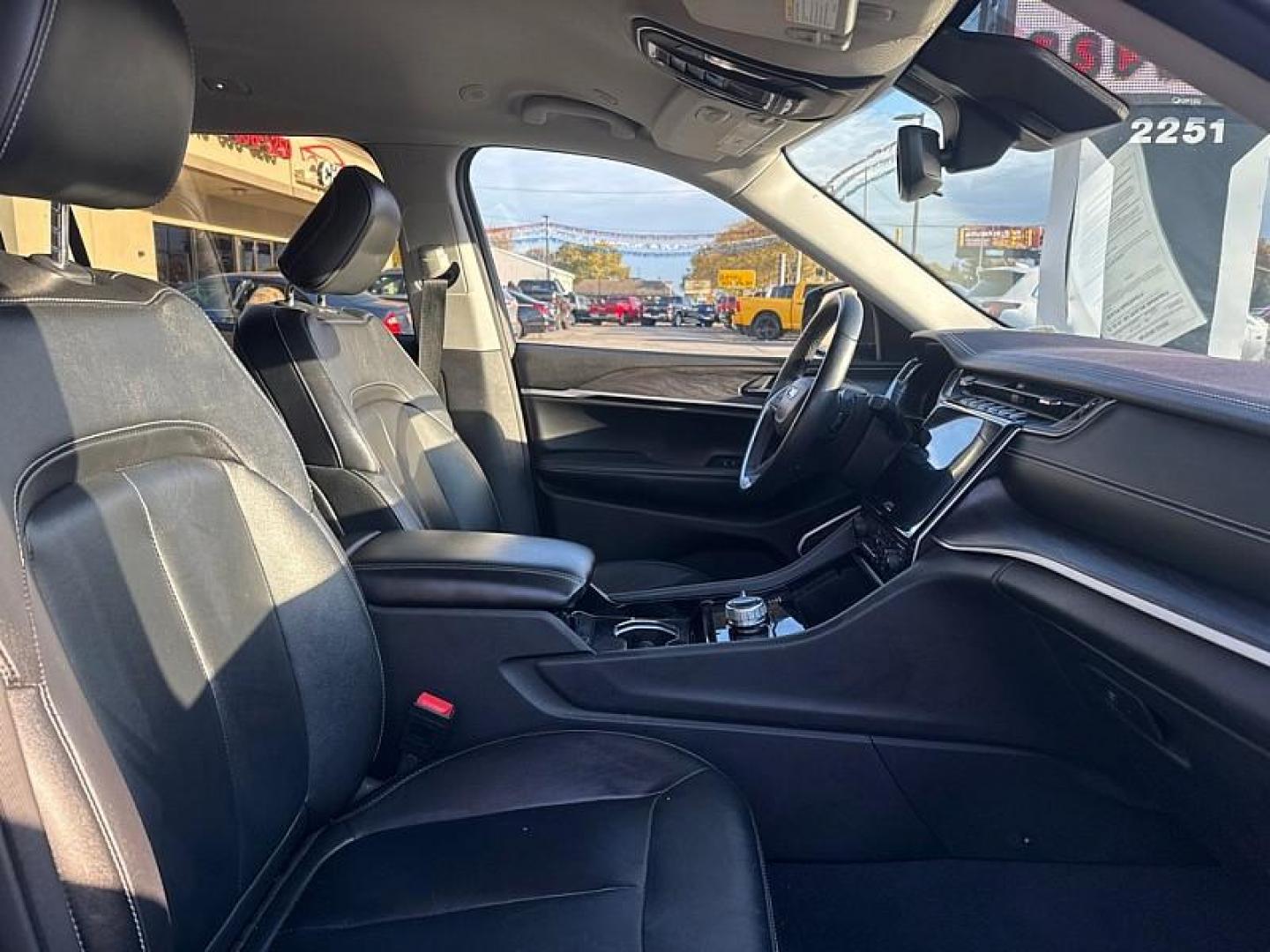 2022 BLACK /BLACK Jeep Grand Cherokee Limited 4WD (1C4RJKBG0N8) with an 3.6L V6 DOHC 24V engine, 8A transmission, located at 3304 Woodville Road, Northwood, OH, 43619, (419) 210-8019, 41.612694, -83.480743 - Your #1 Destination for Auto Loans and mdash;No Matter Your Credit!At our dealership, we believe everyone deserves the opportunity to drive their dream car and mdash;whether you have good credit, bad credit, or no credit at all. With a wide selection of hundreds of cars, trucks, and SUVs, you'll fin - Photo#18