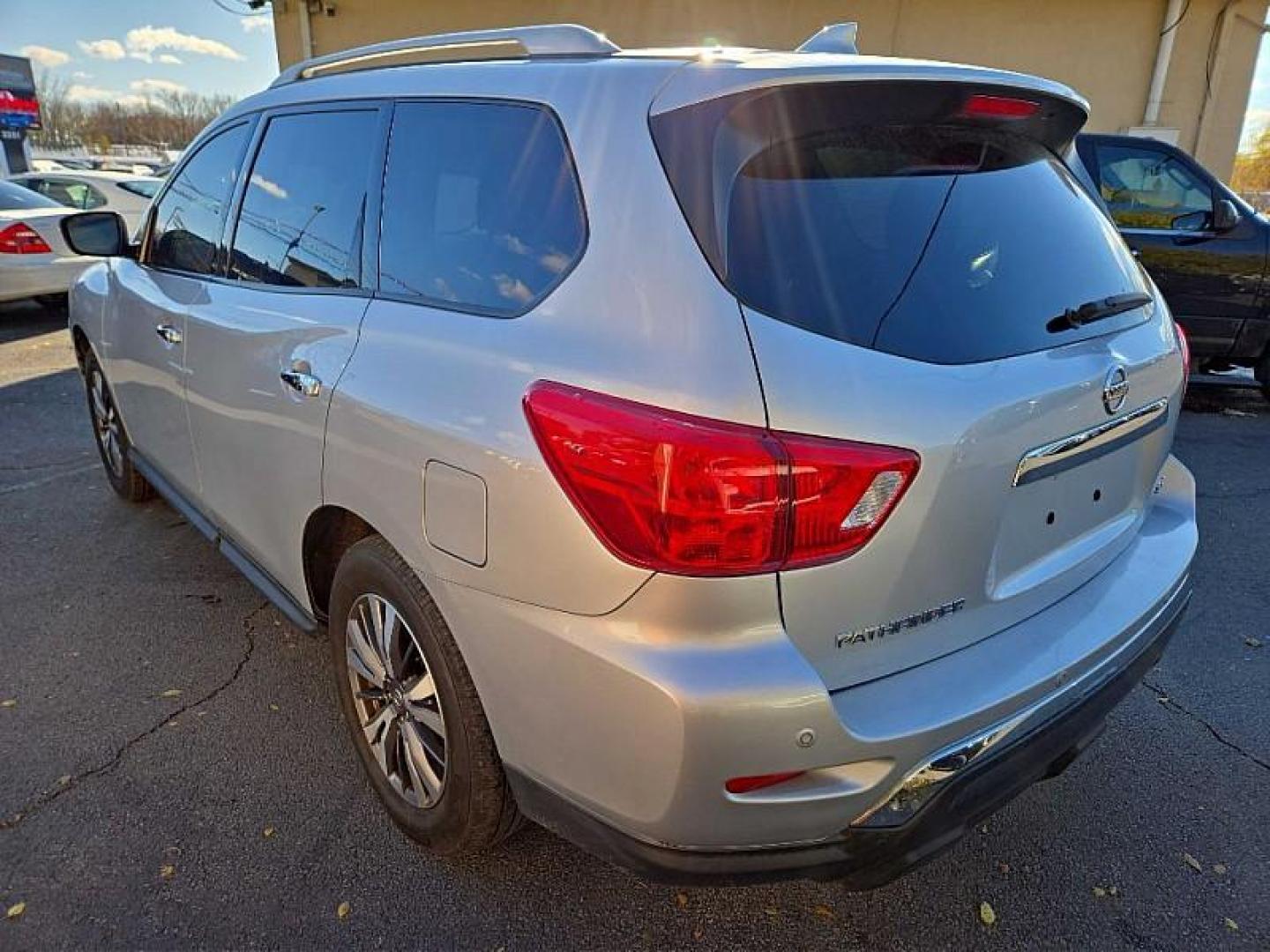 2020 SILVER /BLACK Nissan Pathfinder SV (5N1DR2BNXLC) with an 3.5L V6 DOHC 24V engine, CVT transmission, located at 3304 Woodville Road, Northwood, OH, 43619, (419) 210-8019, 41.612694, -83.480743 - Your #1 Destination for Auto Loans and mdash;No Matter Your Credit!At our dealership, we believe everyone deserves the opportunity to drive their dream car and mdash;whether you have good credit, bad credit, or no credit at all. With a wide selection of hundreds of cars, trucks, and SUVs, you'll fin - Photo#2