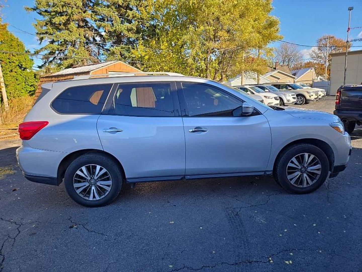 2020 SILVER /BLACK Nissan Pathfinder SV (5N1DR2BNXLC) with an 3.5L V6 DOHC 24V engine, CVT transmission, located at 3304 Woodville Road, Northwood, OH, 43619, (419) 210-8019, 41.612694, -83.480743 - Your #1 Destination for Auto Loans and mdash;No Matter Your Credit!At our dealership, we believe everyone deserves the opportunity to drive their dream car and mdash;whether you have good credit, bad credit, or no credit at all. With a wide selection of hundreds of cars, trucks, and SUVs, you'll fin - Photo#5