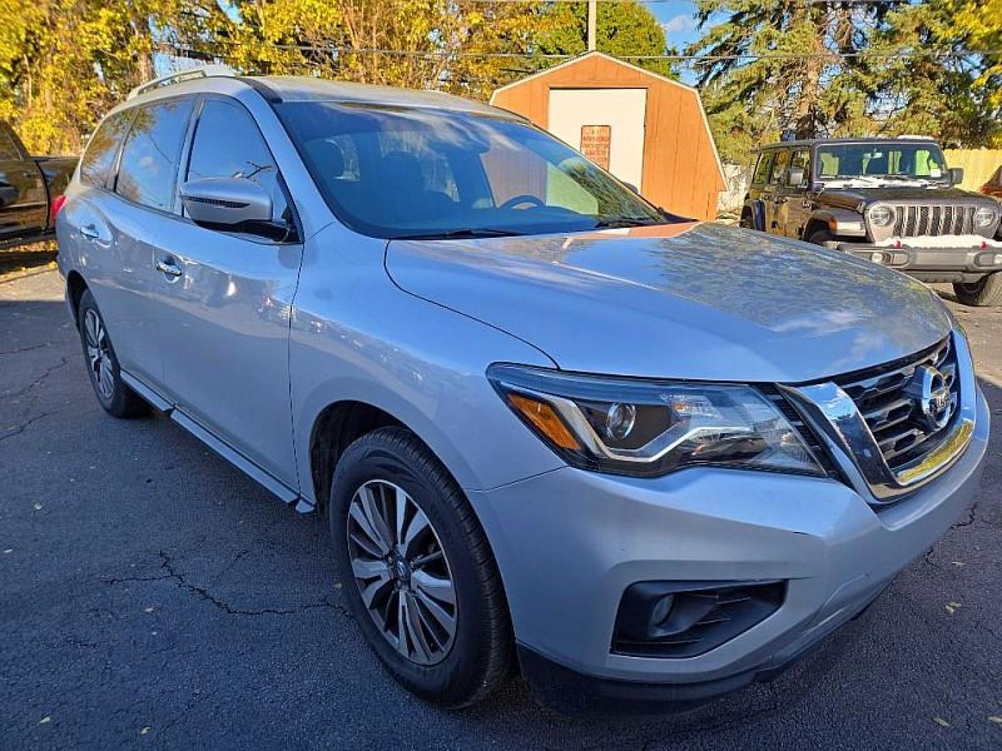2020 SILVER /BLACK Nissan Pathfinder SV (5N1DR2BNXLC) with an 3.5L V6 DOHC 24V engine, CVT transmission, located at 3304 Woodville Road, Northwood, OH, 43619, (419) 210-8019, 41.612694, -83.480743 - Your #1 Destination for Auto Loans and mdash;No Matter Your Credit!At our dealership, we believe everyone deserves the opportunity to drive their dream car and mdash;whether you have good credit, bad credit, or no credit at all. With a wide selection of hundreds of cars, trucks, and SUVs, you'll fin - Photo#6