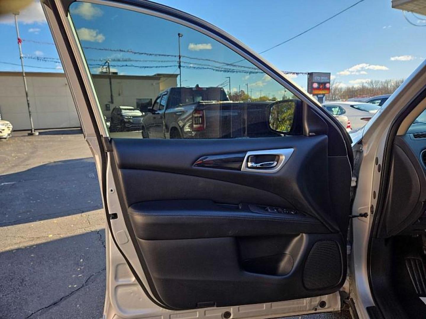 2020 SILVER /BLACK Nissan Pathfinder SV (5N1DR2BNXLC) with an 3.5L V6 DOHC 24V engine, CVT transmission, located at 3304 Woodville Road, Northwood, OH, 43619, (419) 210-8019, 41.612694, -83.480743 - Your #1 Destination for Auto Loans and mdash;No Matter Your Credit!At our dealership, we believe everyone deserves the opportunity to drive their dream car and mdash;whether you have good credit, bad credit, or no credit at all. With a wide selection of hundreds of cars, trucks, and SUVs, you'll fin - Photo#8