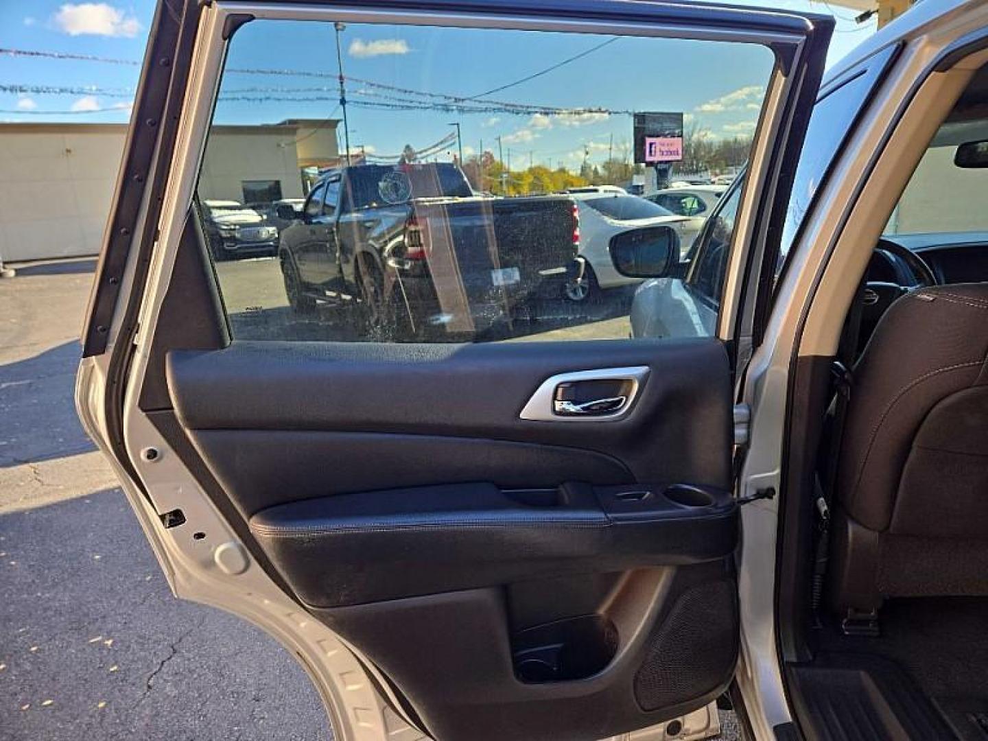 2020 SILVER /BLACK Nissan Pathfinder SV (5N1DR2BNXLC) with an 3.5L V6 DOHC 24V engine, CVT transmission, located at 3304 Woodville Road, Northwood, OH, 43619, (419) 210-8019, 41.612694, -83.480743 - Your #1 Destination for Auto Loans and mdash;No Matter Your Credit!At our dealership, we believe everyone deserves the opportunity to drive their dream car and mdash;whether you have good credit, bad credit, or no credit at all. With a wide selection of hundreds of cars, trucks, and SUVs, you'll fin - Photo#10