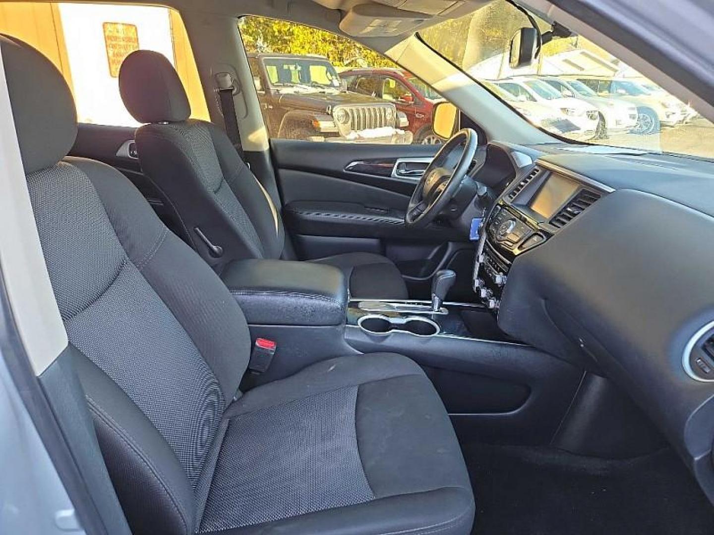 2020 SILVER /BLACK Nissan Pathfinder SV (5N1DR2BNXLC) with an 3.5L V6 DOHC 24V engine, CVT transmission, located at 3304 Woodville Road, Northwood, OH, 43619, (419) 210-8019, 41.612694, -83.480743 - Your #1 Destination for Auto Loans and mdash;No Matter Your Credit!At our dealership, we believe everyone deserves the opportunity to drive their dream car and mdash;whether you have good credit, bad credit, or no credit at all. With a wide selection of hundreds of cars, trucks, and SUVs, you'll fin - Photo#17