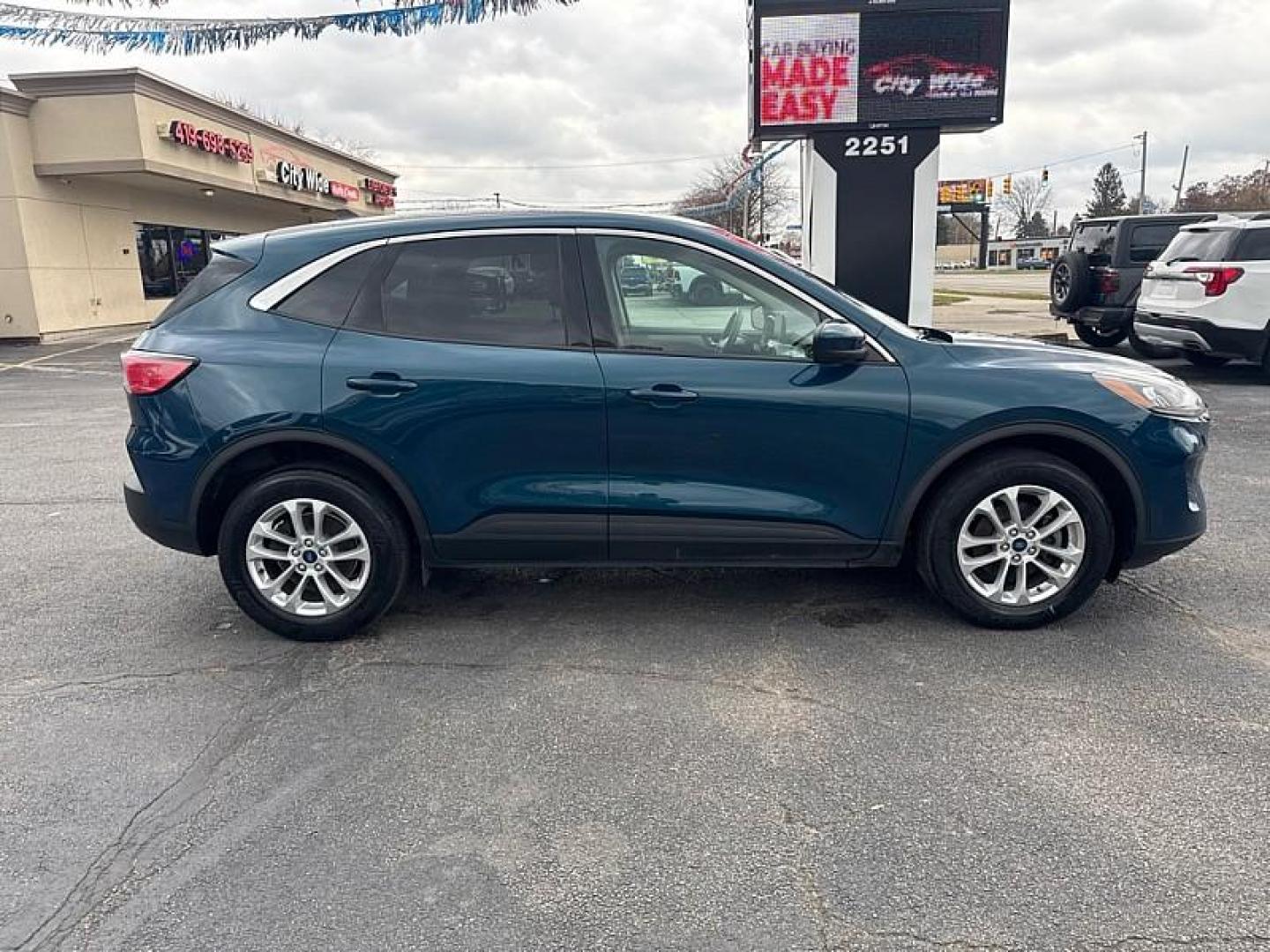 2020 GREEN /BLACK Ford Escape SE AWD (1FMCU9G66LU) with an 1.5L L3 engine, 6A transmission, located at 3304 Woodville Road, Northwood, OH, 43619, (419) 210-8019, 41.612694, -83.480743 - Your #1 Destination for Auto Loans and mdash;No Matter Your Credit!At our dealership, we believe everyone deserves the opportunity to drive their dream car and mdash;whether you have good credit, bad credit, or no credit at all. With a wide selection of hundreds of cars, trucks, and SUVs, you'll fin - Photo#5