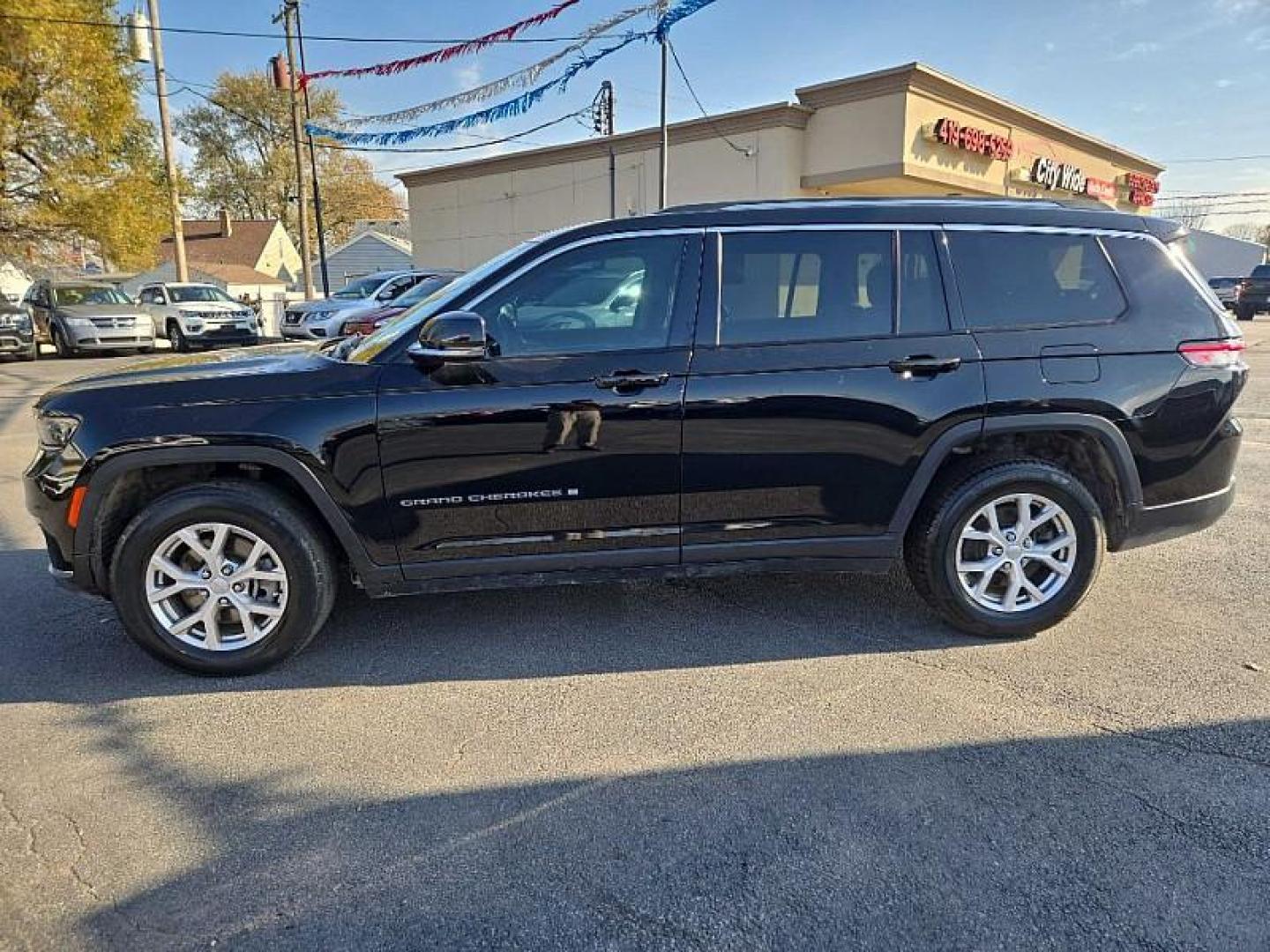 2021 BLACK /BLACK Jeep Grand Cherokee Limited 4WD (1C4RJKBG2M8) with an 3.6L V6 DOHC 24V engine, 8A transmission, located at 3304 Woodville Road, Northwood, OH, 43619, (419) 210-8019, 41.612694, -83.480743 - Your #1 Destination for Auto Loans and mdash;No Matter Your Credit!At our dealership, we believe everyone deserves the opportunity to drive their dream car and mdash;whether you have good credit, bad credit, or no credit at all. With a wide selection of hundreds of cars, trucks, and SUVs, you'll fin - Photo#3