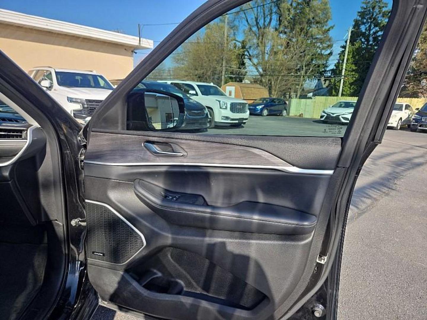 2021 BLACK /BLACK Jeep Grand Cherokee Limited 4WD (1C4RJKBG2M8) with an 3.6L V6 DOHC 24V engine, 8A transmission, located at 3304 Woodville Road, Northwood, OH, 43619, (419) 210-8019, 41.612694, -83.480743 - Your #1 Destination for Auto Loans and mdash;No Matter Your Credit!At our dealership, we believe everyone deserves the opportunity to drive their dream car and mdash;whether you have good credit, bad credit, or no credit at all. With a wide selection of hundreds of cars, trucks, and SUVs, you'll fin - Photo#16