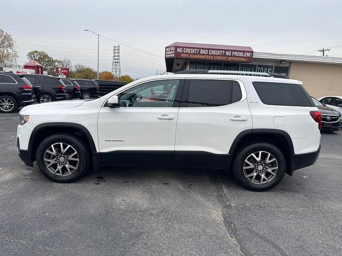 2020 WHITE /BLACK GMC Acadia SLE-1 AWD (1GKKNRLS1LZ) with an 3.6L V6 DOHC 24V engine, 6A transmission, located at 3304 Woodville Road, Northwood, OH, 43619, (419) 210-8019, 41.612694, -83.480743 - Photo#1