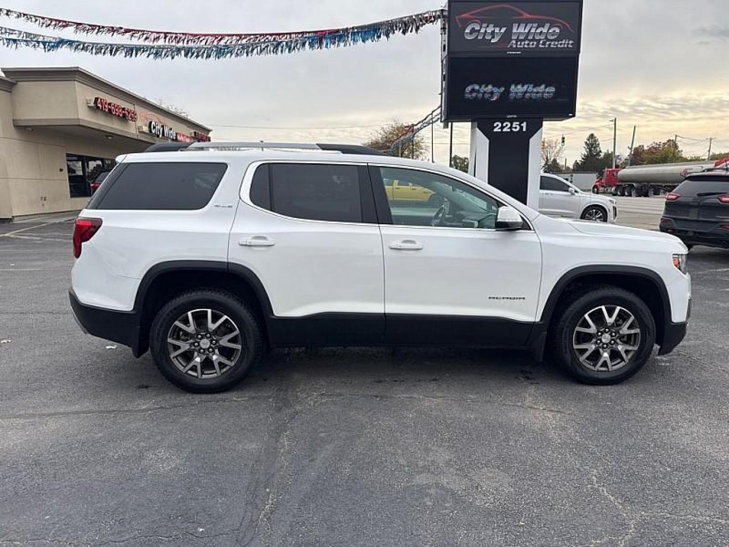 2020 WHITE /BLACK GMC Acadia SLE-1 AWD (1GKKNRLS1LZ) with an 3.6L V6 DOHC 24V engine, 6A transmission, located at 3304 Woodville Road, Northwood, OH, 43619, (419) 210-8019, 41.612694, -83.480743 - Photo#5