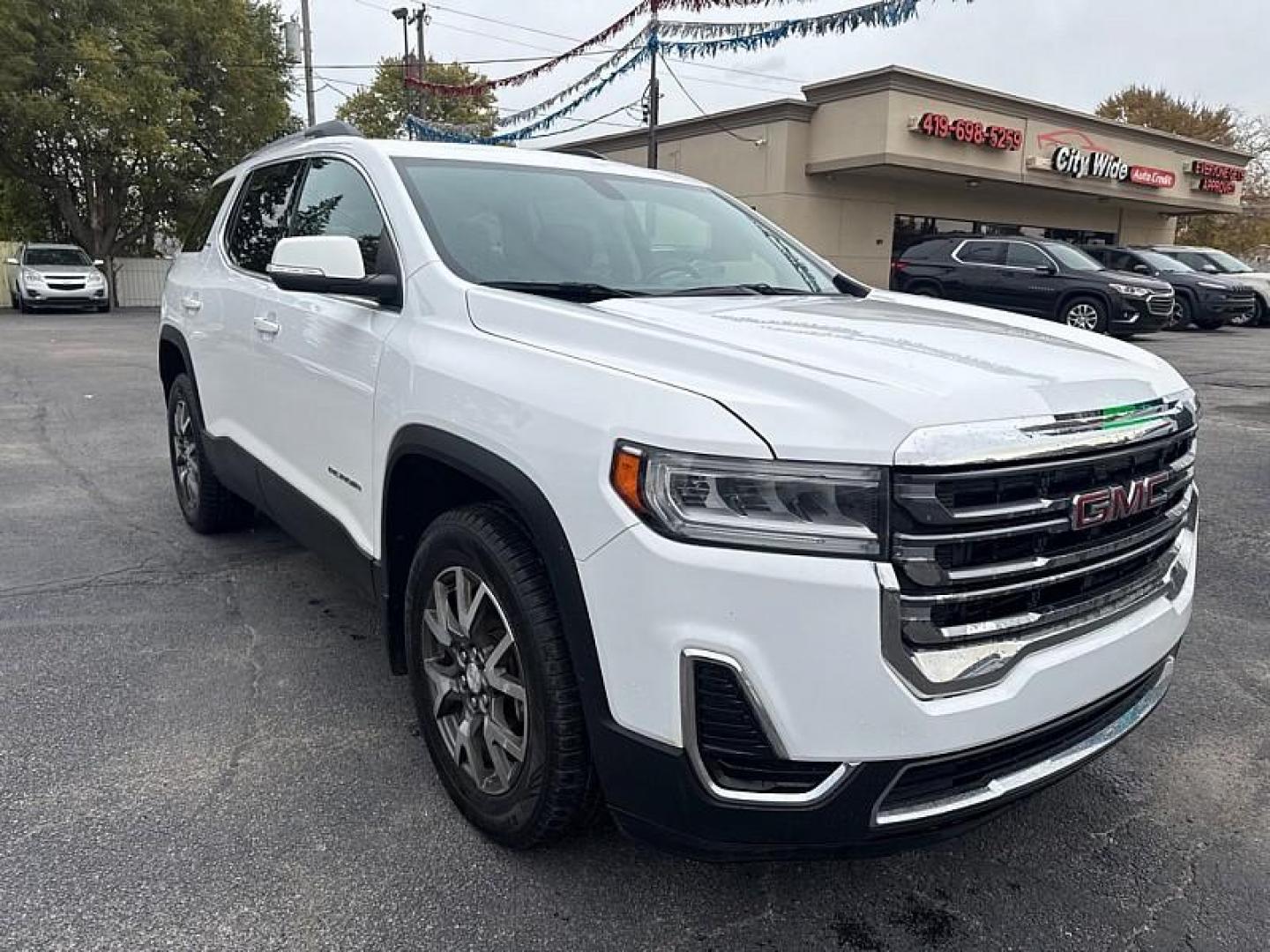 2020 WHITE /BLACK GMC Acadia SLE-1 AWD (1GKKNRLS1LZ) with an 3.6L V6 DOHC 24V engine, 6A transmission, located at 3304 Woodville Road, Northwood, OH, 43619, (419) 210-8019, 41.612694, -83.480743 - Photo#6