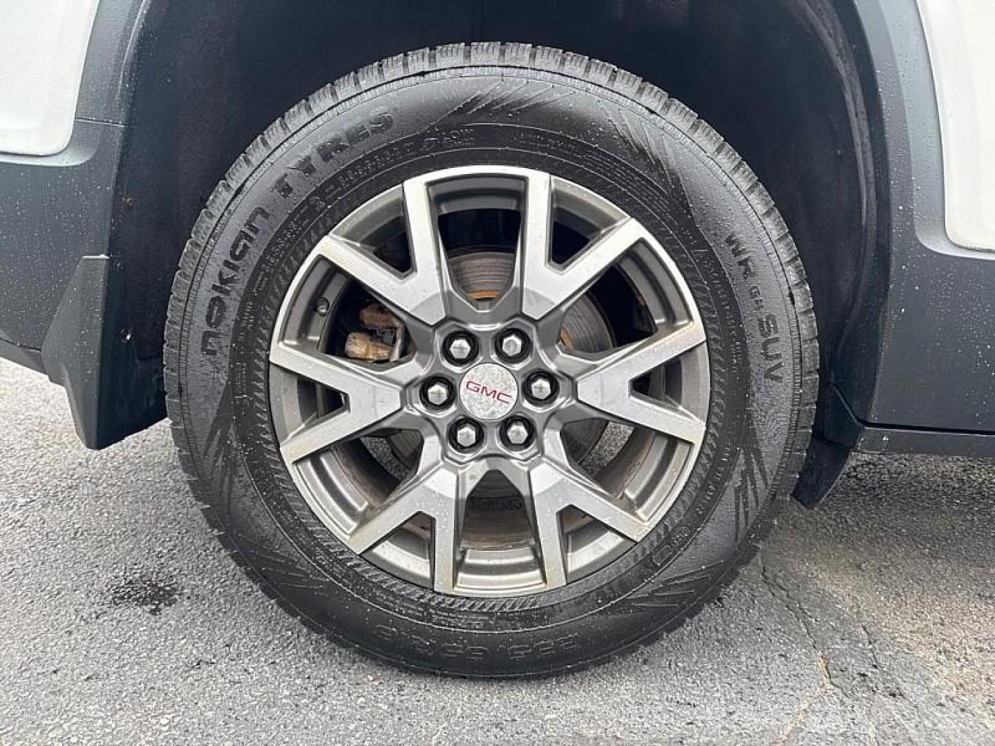 2020 WHITE /BLACK GMC Acadia SLE-1 AWD (1GKKNRLS1LZ) with an 3.6L V6 DOHC 24V engine, 6A transmission, located at 3304 Woodville Road, Northwood, OH, 43619, (419) 210-8019, 41.612694, -83.480743 - Photo#18