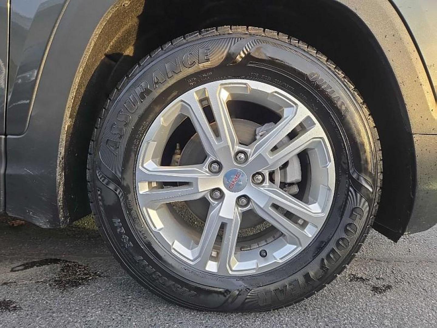 2020 GRAY /BLACK GMC Terrain SLE (3GKALMEV8LL) with an 1.4L L4 DOHC 16V TURBO engine, 6A transmission, located at 3304 Woodville Road, Northwood, OH, 43619, (419) 210-8019, 41.612694, -83.480743 - Your #1 Destination for Auto Loans and mdash;No Matter Your Credit!At our dealership, we believe everyone deserves the opportunity to drive their dream car and mdash;whether you have good credit, bad credit, or no credit at all. With a wide selection of hundreds of cars, trucks, and SUVs, you'll fin - Photo#17