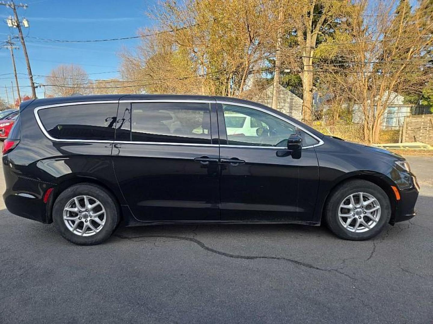 2024 BLACK /BLACK Chrysler Pacifica Touring (2C4RC1FG3RR) with an 3.6L V6 DOHC 24V engine, 9A transmission, located at 3304 Woodville Road, Northwood, OH, 43619, (419) 210-8019, 41.612694, -83.480743 - Your #1 Destination for Auto Loans and mdash;No Matter Your Credit!At our dealership, we believe everyone deserves the opportunity to drive their dream car and mdash;whether you have good credit, bad credit, or no credit at all. With a wide selection of hundreds of cars, trucks, and SUVs, you'll fin - Photo#5