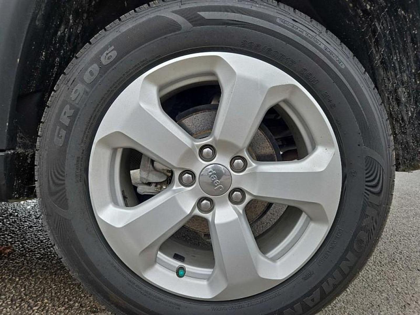 2020 GRAY /BLACK Jeep Compass Latitude 4WD (3C4NJDBB9LT) with an 2.4L L4 DOHC 16V engine, Automatic 9-Spd transmission, located at 3304 Woodville Road, Northwood, OH, 43619, (419) 210-8019, 41.612694, -83.480743 - Your #1 Destination for Auto Loans and mdash;No Matter Your Credit!At our dealership, we believe everyone deserves the opportunity to drive their dream car and mdash;whether you have good credit, bad credit, or no credit at all. With a wide selection of hundreds of cars, trucks, and SUVs, you'll fin - Photo#17