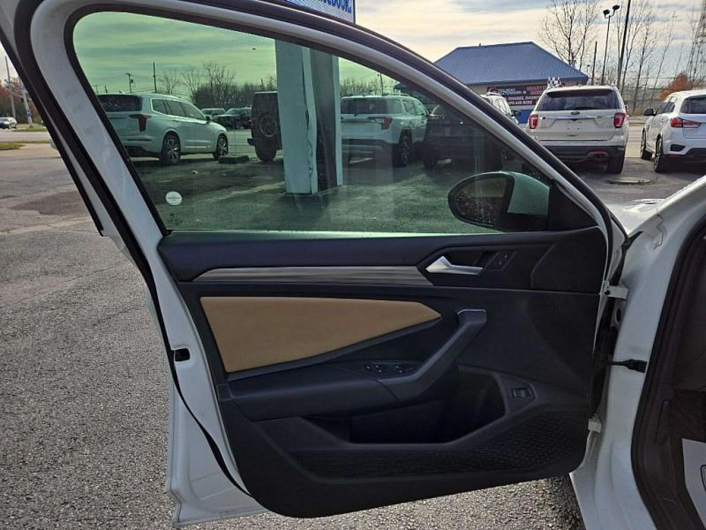 2019 WHITE /BLACK Volkswagen Jetta 1.4T SEL 8A (3VWE57BU0KM) with an 1.4L L4 DOHC 20V engine, 8A transmission, located at 3304 Woodville Road, Northwood, OH, 43619, (419) 210-8019, 41.612694, -83.480743 - Your #1 Destination for Auto Loans and mdash;No Matter Your Credit!At our dealership, we believe everyone deserves the opportunity to drive their dream car and mdash;whether you have good credit, bad credit, or no credit at all. With a wide selection of hundreds of cars, trucks, and SUVs, you'll fin - Photo#8