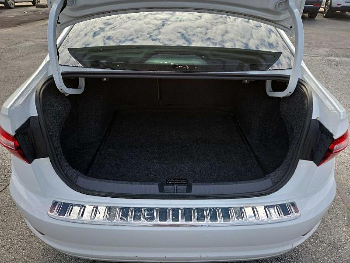 2019 WHITE /BLACK Volkswagen Jetta 1.4T SEL 8A (3VWE57BU0KM) with an 1.4L L4 DOHC 20V engine, 8A transmission, located at 3304 Woodville Road, Northwood, OH, 43619, (419) 210-8019, 41.612694, -83.480743 - Your #1 Destination for Auto Loans and mdash;No Matter Your Credit!At our dealership, we believe everyone deserves the opportunity to drive their dream car and mdash;whether you have good credit, bad credit, or no credit at all. With a wide selection of hundreds of cars, trucks, and SUVs, you'll fin - Photo#11