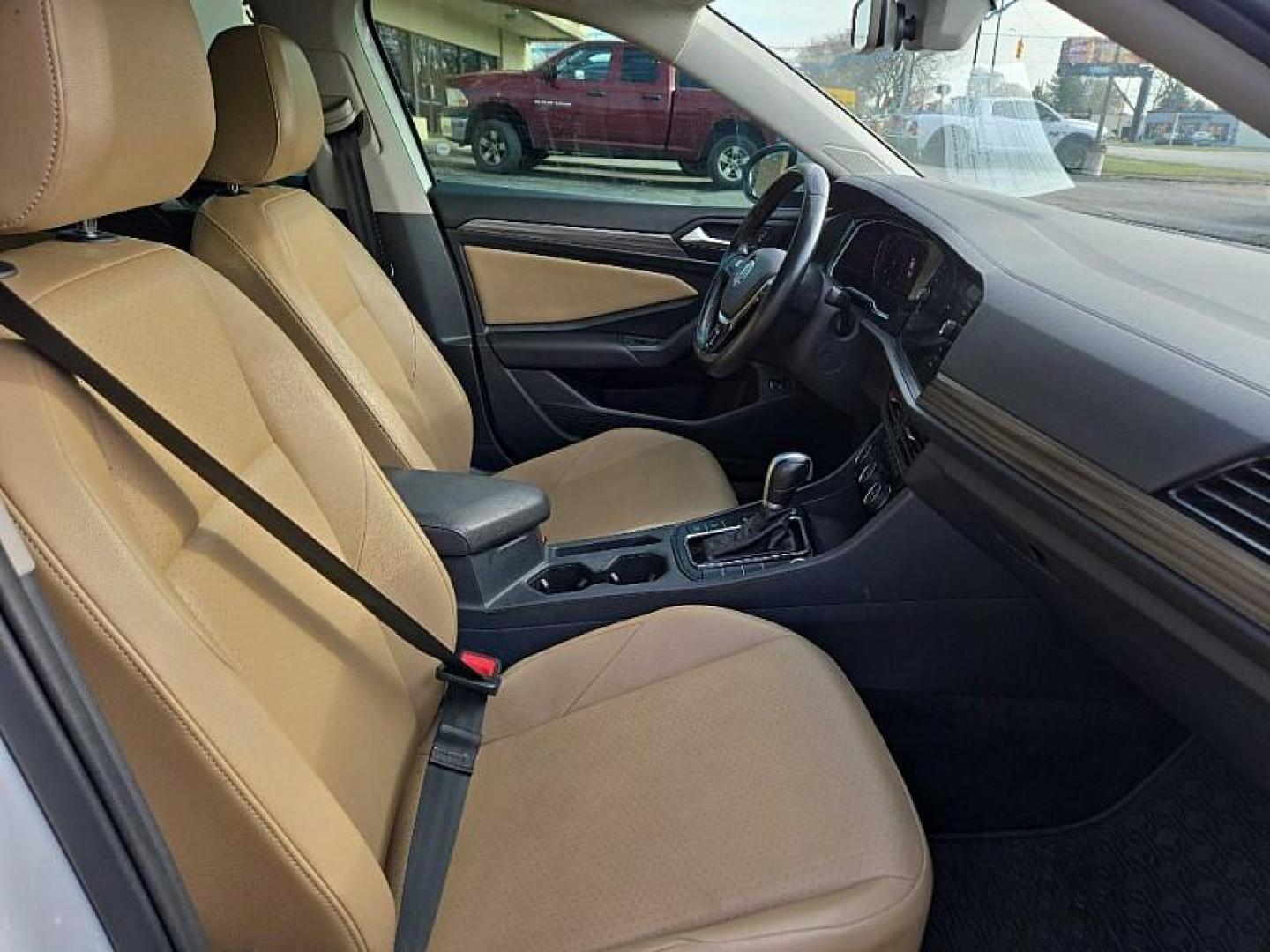 2019 WHITE /BLACK Volkswagen Jetta 1.4T SEL 8A (3VWE57BU0KM) with an 1.4L L4 DOHC 20V engine, 8A transmission, located at 3304 Woodville Road, Northwood, OH, 43619, (419) 210-8019, 41.612694, -83.480743 - Your #1 Destination for Auto Loans and mdash;No Matter Your Credit!At our dealership, we believe everyone deserves the opportunity to drive their dream car and mdash;whether you have good credit, bad credit, or no credit at all. With a wide selection of hundreds of cars, trucks, and SUVs, you'll fin - Photo#16