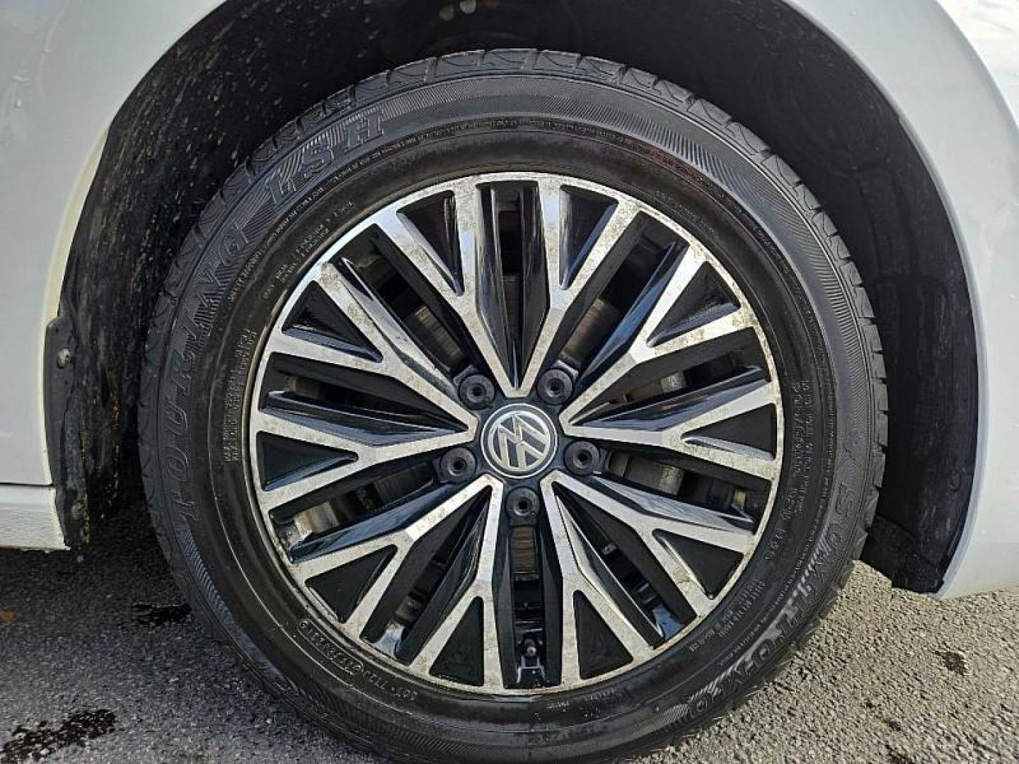 2019 WHITE /BLACK Volkswagen Jetta 1.4T SEL 8A (3VWE57BU0KM) with an 1.4L L4 DOHC 20V engine, 8A transmission, located at 3304 Woodville Road, Northwood, OH, 43619, (419) 210-8019, 41.612694, -83.480743 - Your #1 Destination for Auto Loans and mdash;No Matter Your Credit!At our dealership, we believe everyone deserves the opportunity to drive their dream car and mdash;whether you have good credit, bad credit, or no credit at all. With a wide selection of hundreds of cars, trucks, and SUVs, you'll fin - Photo#18