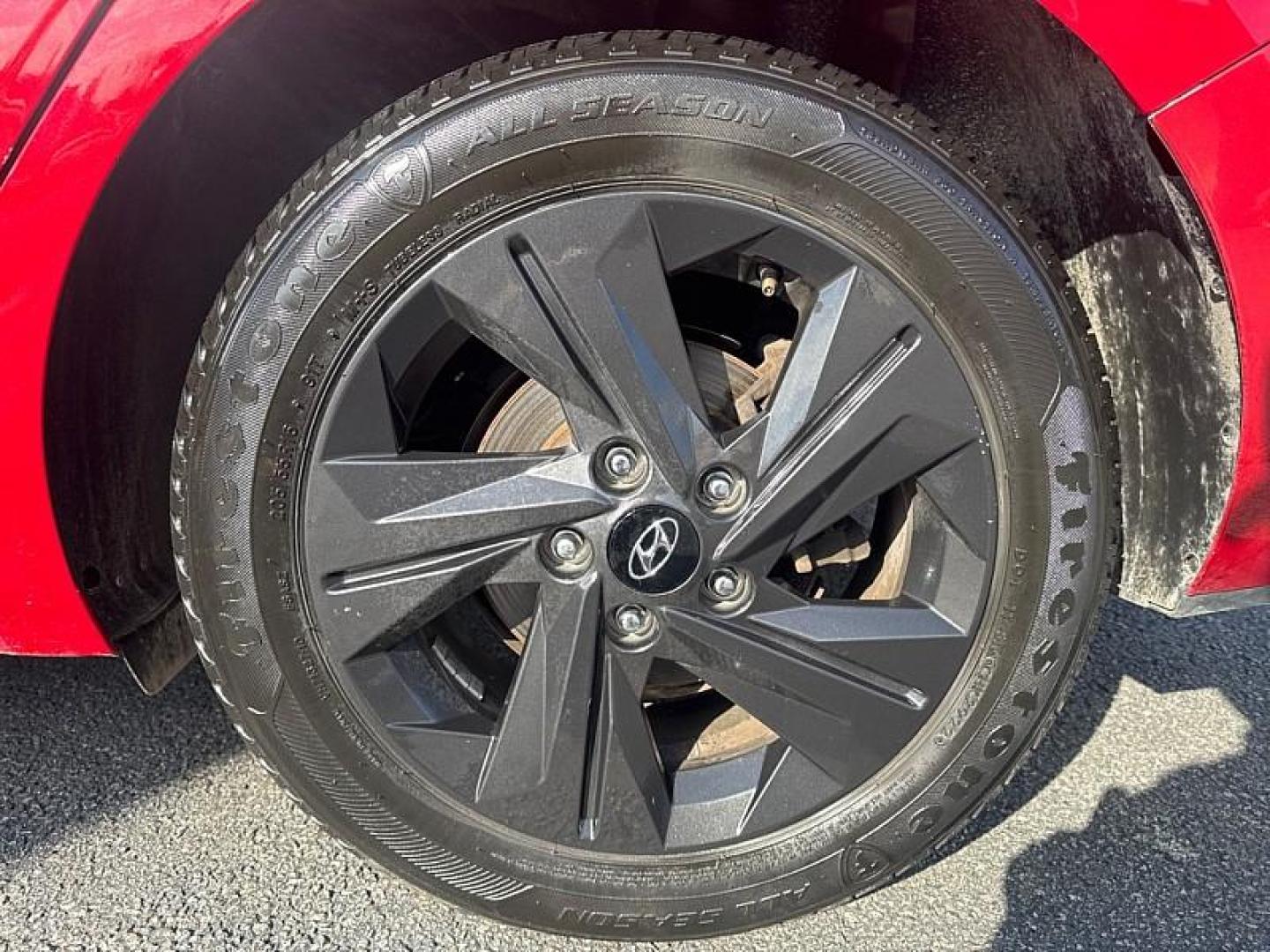 2021 RED /GRAY Hyundai Elantra SEL (KMHLS4AG1MU) with an 1.6L L4 DOHC 16V engine, 6A transmission, located at 3304 Woodville Road, Northwood, OH, 43619, (419) 210-8019, 41.612694, -83.480743 - Your #1 Destination for Auto Loans and mdash;No Matter Your Credit!At our dealership, we believe everyone deserves the opportunity to drive their dream car and mdash;whether you have good credit, bad credit, or no credit at all. With a wide selection of hundreds of cars, trucks, and SUVs, you'll fin - Photo#17