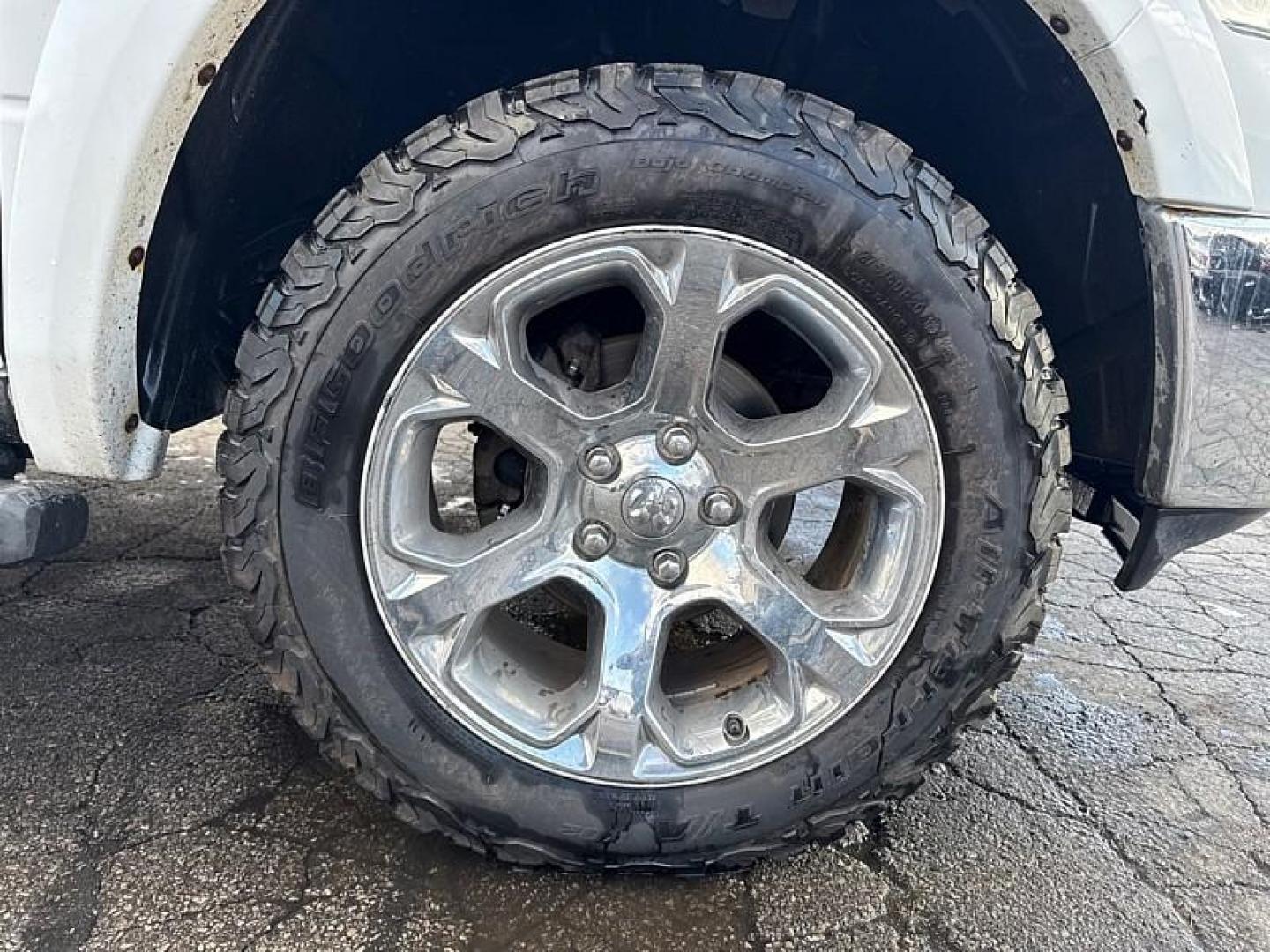 2014 WHITE /TAN/BROWN RAM 1500 Laramie Crew Cab SWB 4WD (1C6RR7NT7ES) with an 5.7L V8 OHV 16V engine, 6-Speed Automatic transmission, located at 3304 Woodville Road, Northwood, OH, 43619, (419) 210-8019, 41.612694, -83.480743 - Your #1 Destination for Auto Loans and mdash;No Matter Your Credit!At our dealership, we believe everyone deserves the opportunity to drive their dream car and mdash;whether you have good credit, bad credit, or no credit at all. With a wide selection of hundreds of cars, trucks, and SUVs, you'll fin - Photo#16