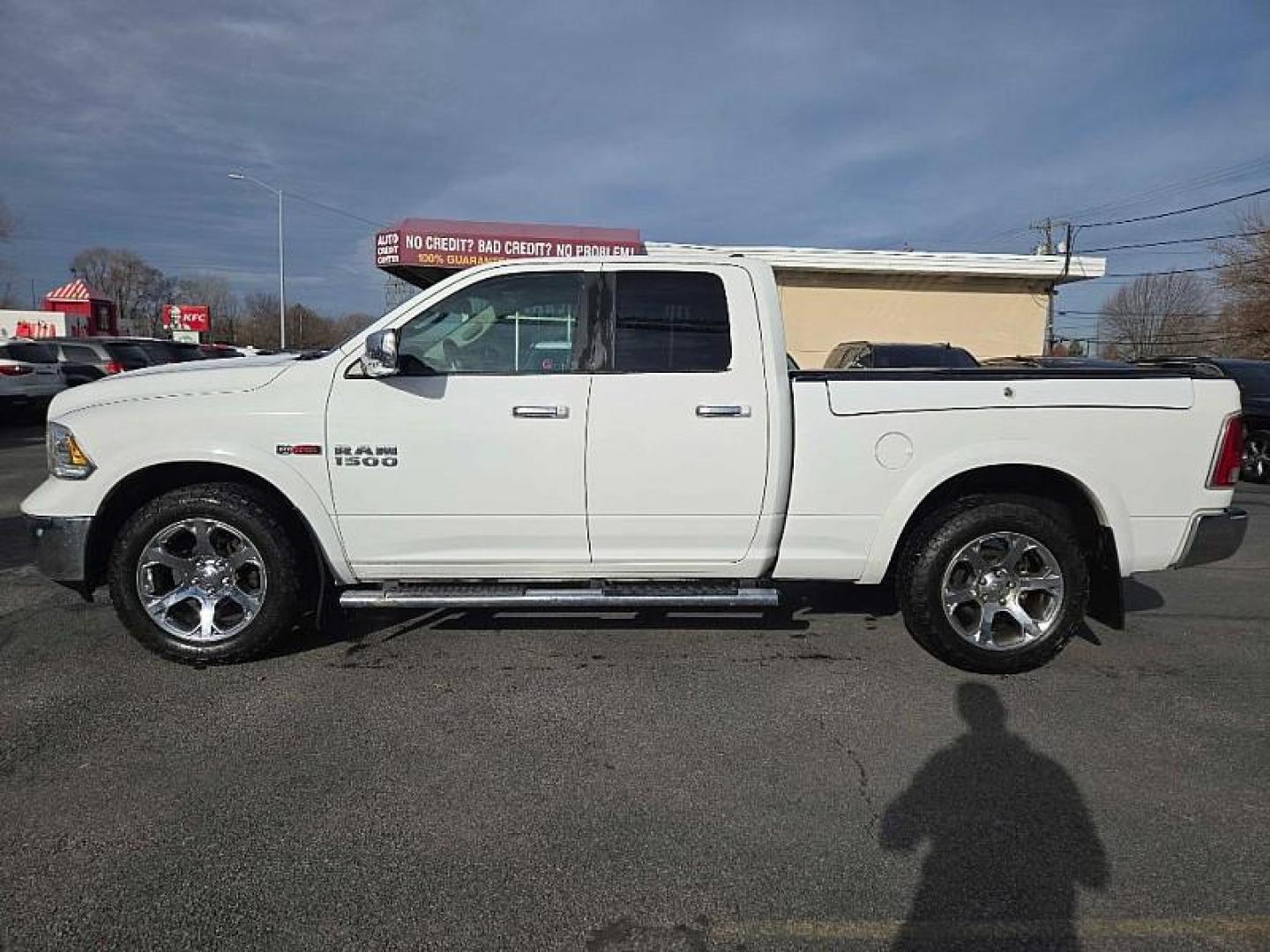 2017 WHITE /BLACK RAM 1500 Laramie Quad Cab 4WD (1C6RR7JM7HS) with an 3.0L V6 DIESEL engine, 8A transmission, located at 3304 Woodville Road, Northwood, OH, 43619, (419) 210-8019, 41.612694, -83.480743 - Your #1 Destination for Auto Loans and mdash;No Matter Your Credit!At our dealership, we believe everyone deserves the opportunity to drive their dream car and mdash;whether you have good credit, bad credit, or no credit at all. With a wide selection of hundreds of cars, trucks, and SUVs, you'll fin - Photo#4