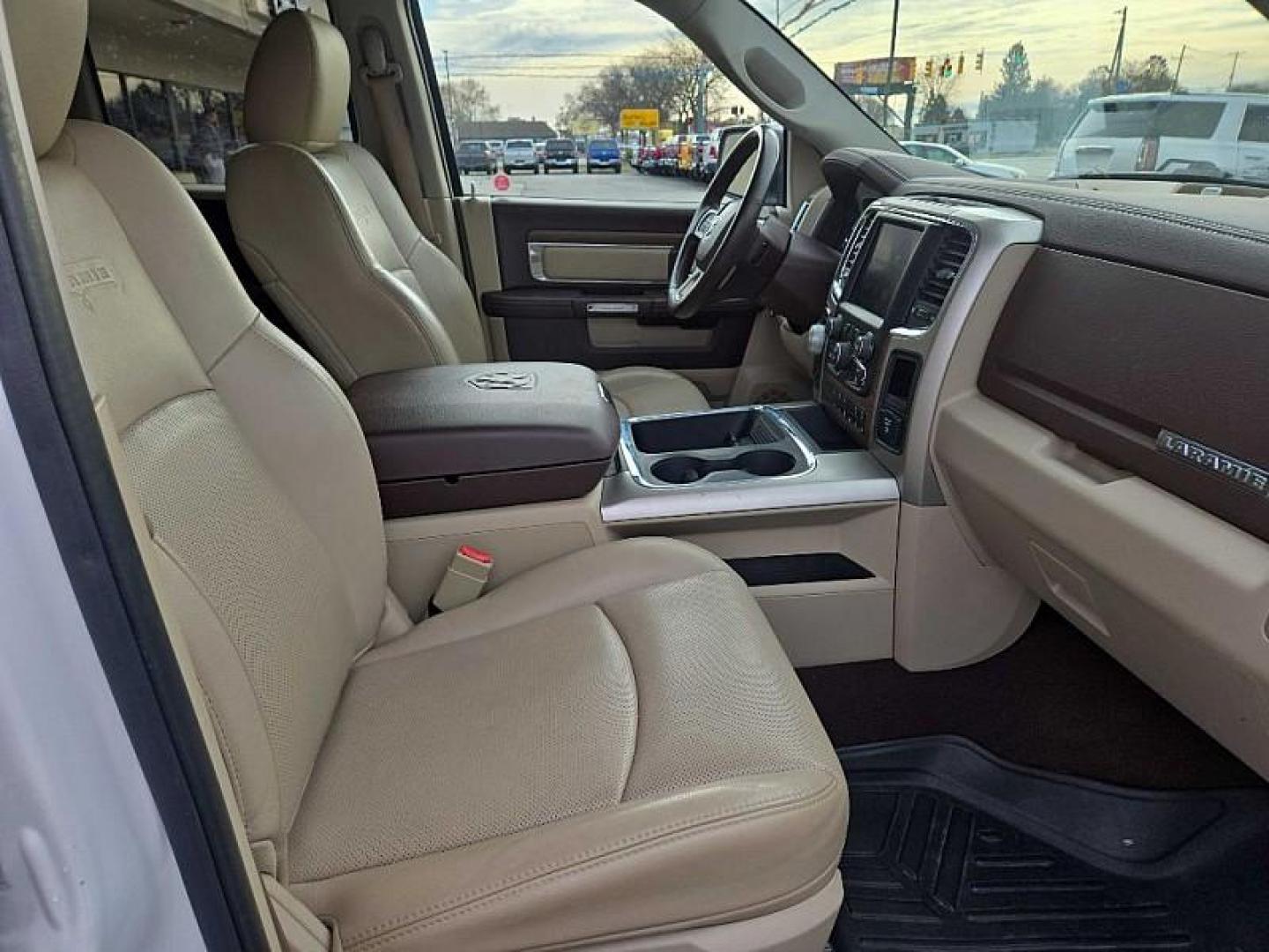 2017 WHITE /BLACK RAM 1500 Laramie Quad Cab 4WD (1C6RR7JM7HS) with an 3.0L V6 DIESEL engine, 8A transmission, located at 3304 Woodville Road, Northwood, OH, 43619, (419) 210-8019, 41.612694, -83.480743 - Your #1 Destination for Auto Loans and mdash;No Matter Your Credit!At our dealership, we believe everyone deserves the opportunity to drive their dream car and mdash;whether you have good credit, bad credit, or no credit at all. With a wide selection of hundreds of cars, trucks, and SUVs, you'll fin - Photo#17