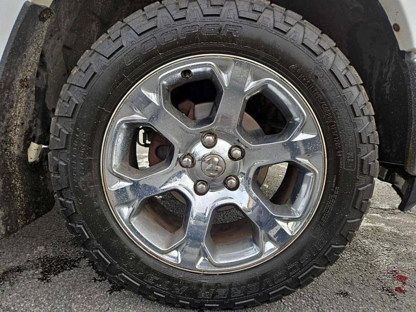 2017 WHITE /BLACK RAM 1500 Laramie Quad Cab 4WD (1C6RR7JM7HS) with an 3.0L V6 DIESEL engine, 8A transmission, located at 3304 Woodville Road, Northwood, OH, 43619, (419) 210-8019, 41.612694, -83.480743 - Your #1 Destination for Auto Loans and mdash;No Matter Your Credit!At our dealership, we believe everyone deserves the opportunity to drive their dream car and mdash;whether you have good credit, bad credit, or no credit at all. With a wide selection of hundreds of cars, trucks, and SUVs, you'll fin - Photo#18