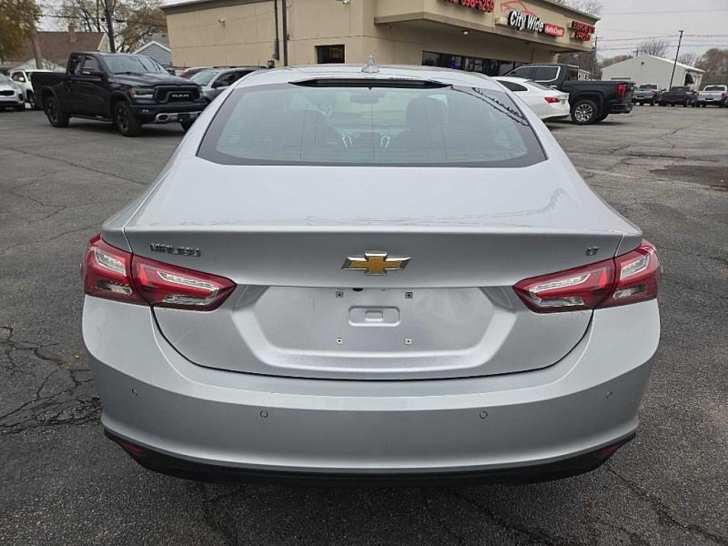 2020 SILVER /BLACK Chevrolet Malibu LT (1G1ZD5ST3LF) with an 1.5L L4 DOHC 16V engine, 6A transmission, located at 3304 Woodville Road, Northwood, OH, 43619, (419) 210-8019, 41.612694, -83.480743 - Photo#3