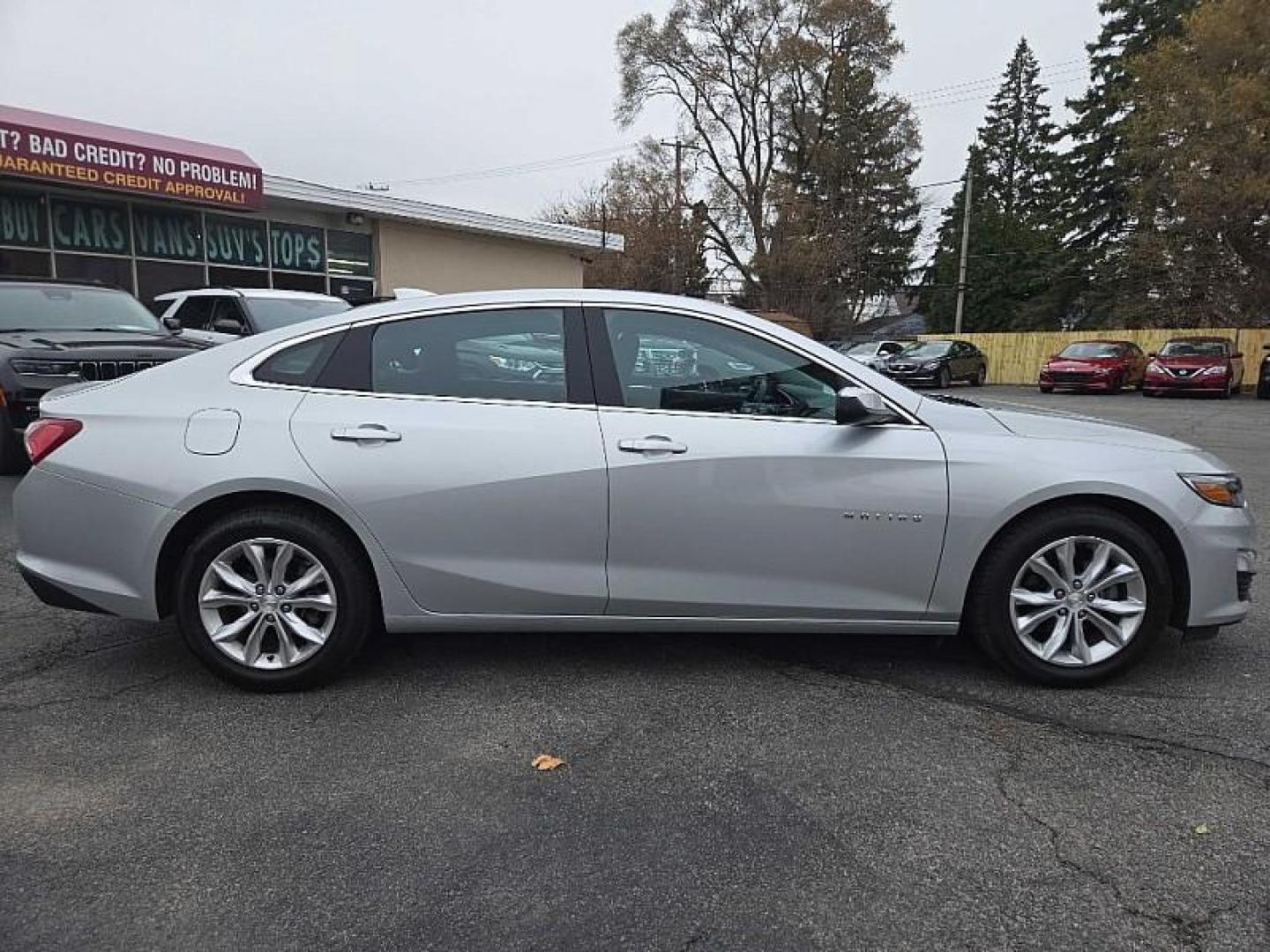 2020 SILVER /BLACK Chevrolet Malibu LT (1G1ZD5ST3LF) with an 1.5L L4 DOHC 16V engine, 6A transmission, located at 3304 Woodville Road, Northwood, OH, 43619, (419) 210-8019, 41.612694, -83.480743 - Photo#5