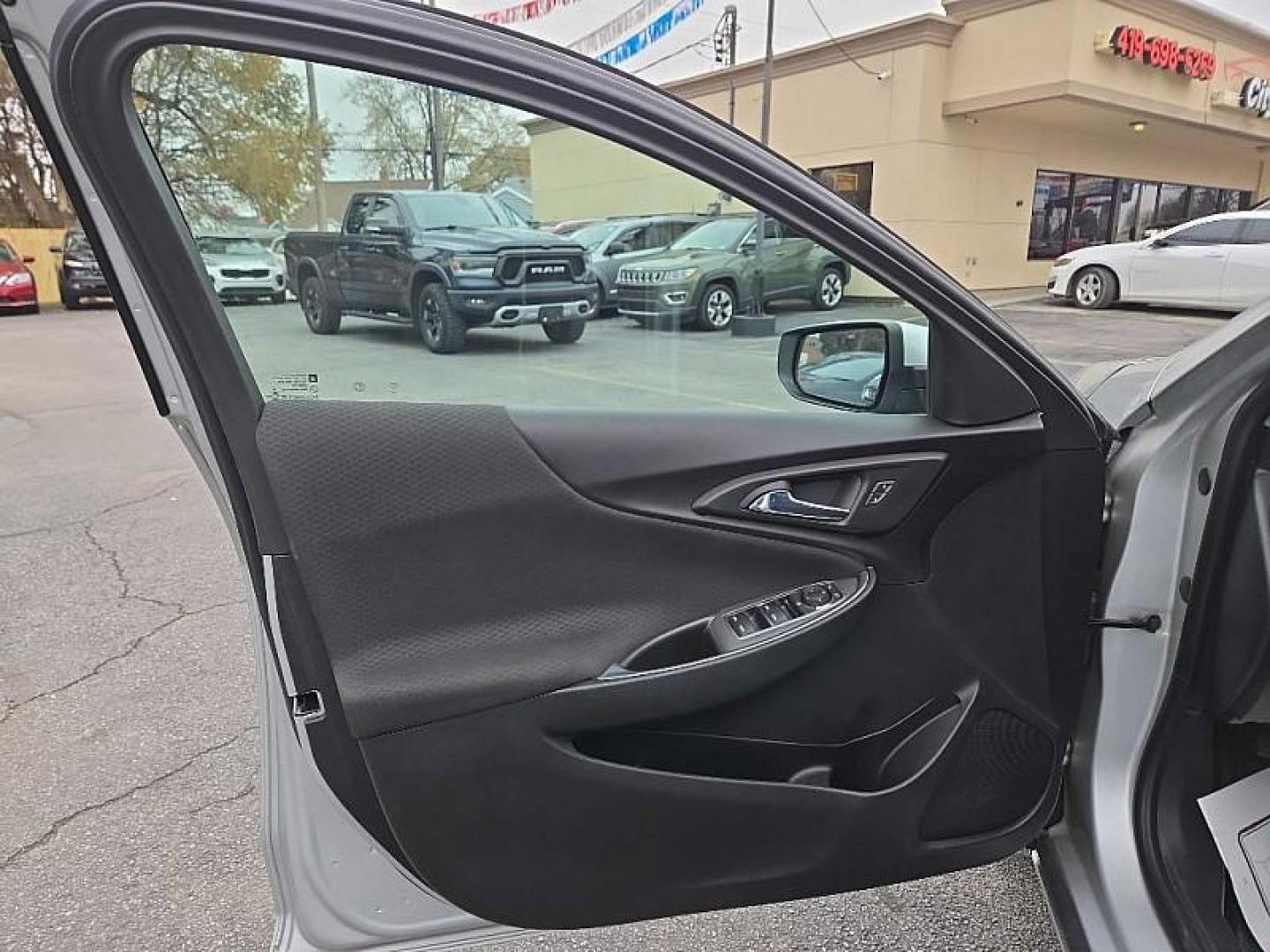 2020 SILVER /BLACK Chevrolet Malibu LT (1G1ZD5ST3LF) with an 1.5L L4 DOHC 16V engine, 6A transmission, located at 3304 Woodville Road, Northwood, OH, 43619, (419) 210-8019, 41.612694, -83.480743 - Photo#8