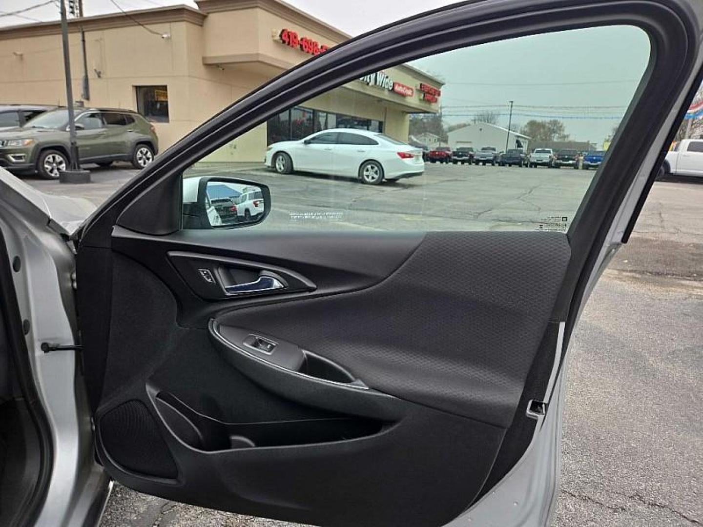 2020 SILVER /BLACK Chevrolet Malibu LT (1G1ZD5ST3LF) with an 1.5L L4 DOHC 16V engine, 6A transmission, located at 3304 Woodville Road, Northwood, OH, 43619, (419) 210-8019, 41.612694, -83.480743 - Photo#15