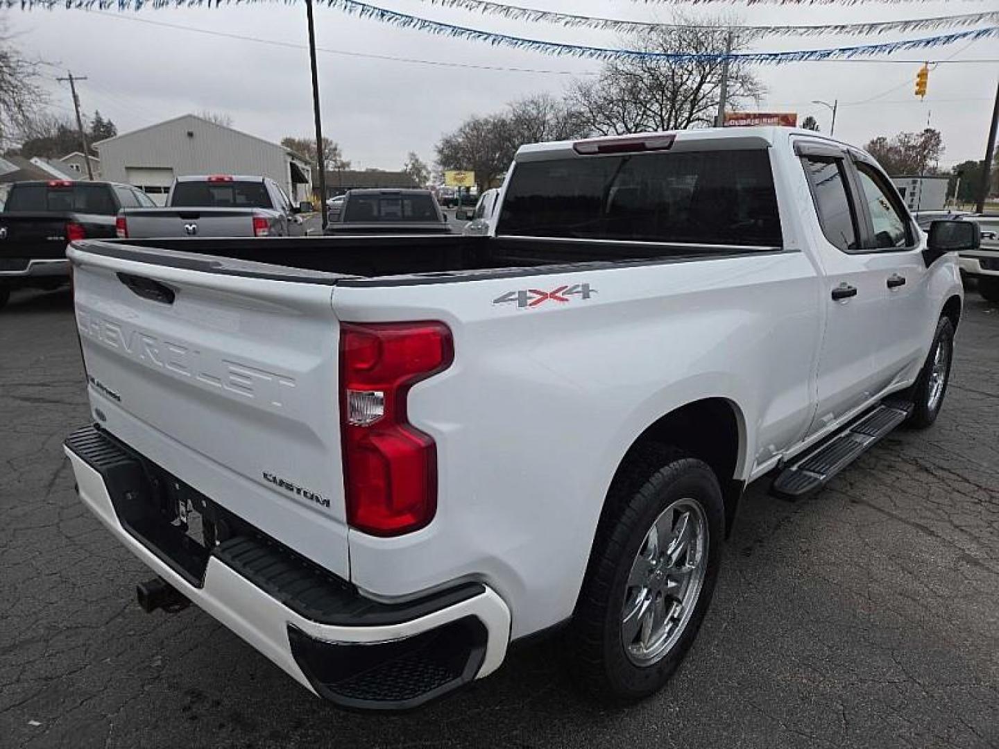 2019 WHITE /BLACK Chevrolet Silverado 1500 Custom Double Cab 4WD (1GCRYBEH0KZ) with an 4.3L V6 engine, 6A transmission, located at 3304 Woodville Road, Northwood, OH, 43619, (419) 210-8019, 41.612694, -83.480743 - Photo#2