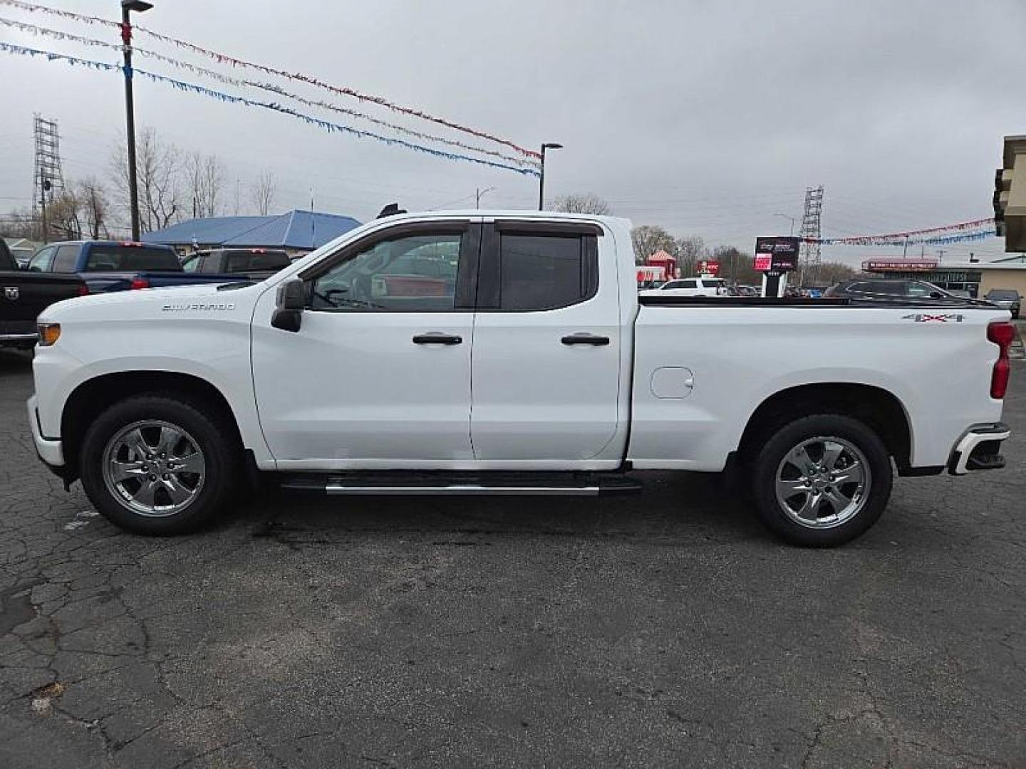 2019 WHITE /BLACK Chevrolet Silverado 1500 Custom Double Cab 4WD (1GCRYBEH0KZ) with an 4.3L V6 engine, 6A transmission, located at 3304 Woodville Road, Northwood, OH, 43619, (419) 210-8019, 41.612694, -83.480743 - Photo#4