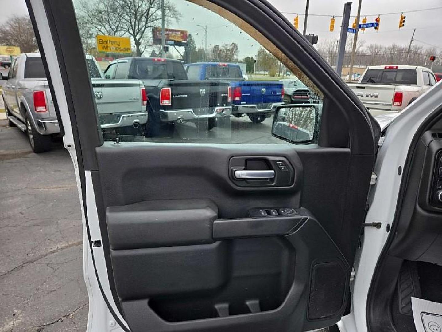 2019 WHITE /BLACK Chevrolet Silverado 1500 Custom Double Cab 4WD (1GCRYBEH0KZ) with an 4.3L V6 engine, 6A transmission, located at 3304 Woodville Road, Northwood, OH, 43619, (419) 210-8019, 41.612694, -83.480743 - Photo#8