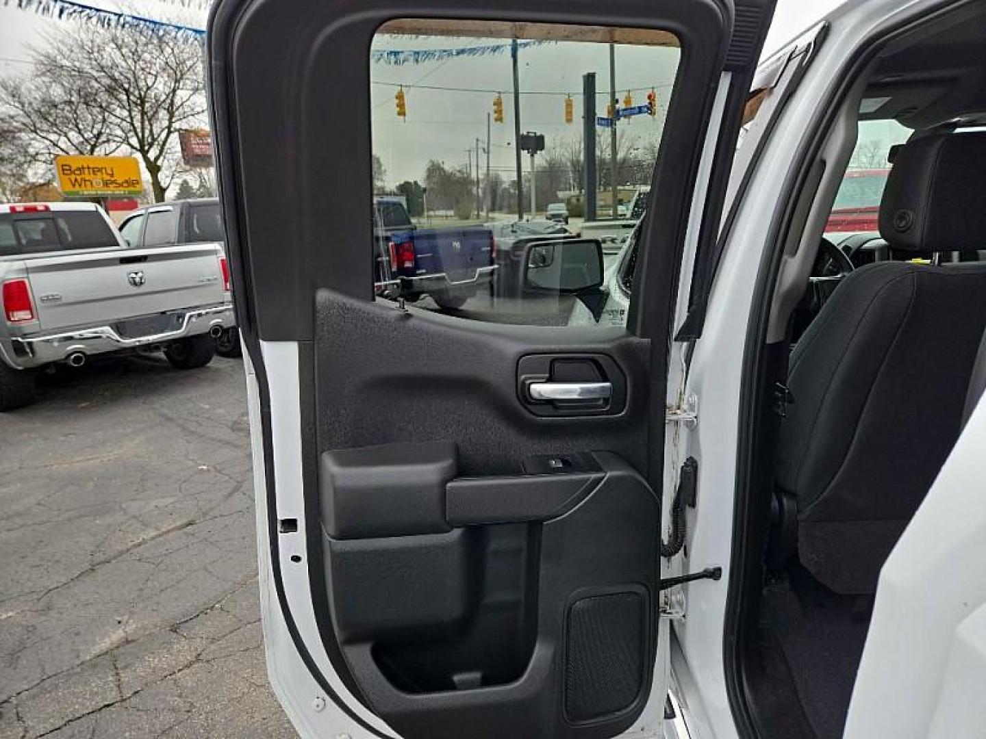 2019 WHITE /BLACK Chevrolet Silverado 1500 Custom Double Cab 4WD (1GCRYBEH0KZ) with an 4.3L V6 engine, 6A transmission, located at 3304 Woodville Road, Northwood, OH, 43619, (419) 210-8019, 41.612694, -83.480743 - Photo#10