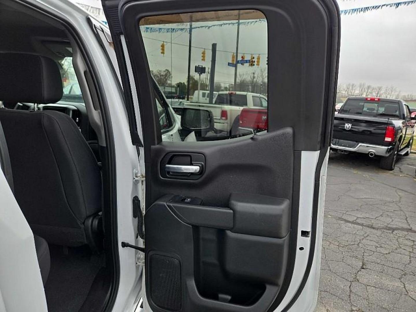 2019 WHITE /BLACK Chevrolet Silverado 1500 Custom Double Cab 4WD (1GCRYBEH0KZ) with an 4.3L V6 engine, 6A transmission, located at 3304 Woodville Road, Northwood, OH, 43619, (419) 210-8019, 41.612694, -83.480743 - Photo#13