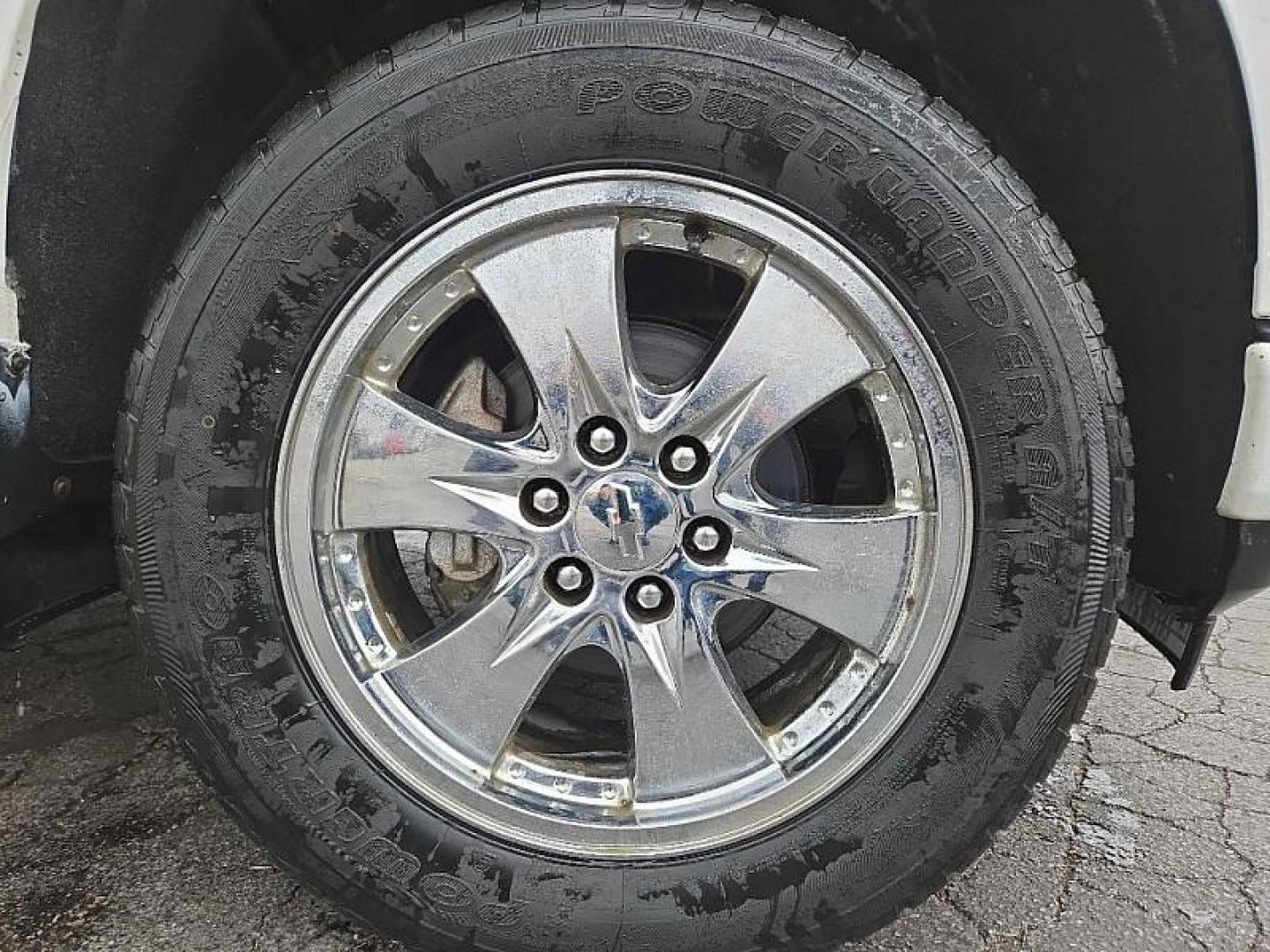 2019 WHITE /BLACK Chevrolet Silverado 1500 Custom Double Cab 4WD (1GCRYBEH0KZ) with an 4.3L V6 engine, 6A transmission, located at 3304 Woodville Road, Northwood, OH, 43619, (419) 210-8019, 41.612694, -83.480743 - Photo#17