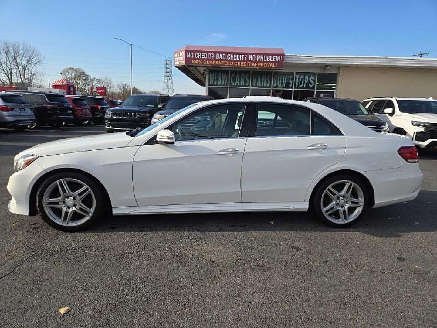 2014 WHITE /BLACK Mercedes-Benz E-Class E350 Sedan (WDDHF5KB2EA) with an 3.5L V6 DOHC 24V engine, 7-Speed Automatic transmission, located at 3304 Woodville Road, Northwood, OH, 43619, (419) 210-8019, 41.612694, -83.480743 - Photo#2