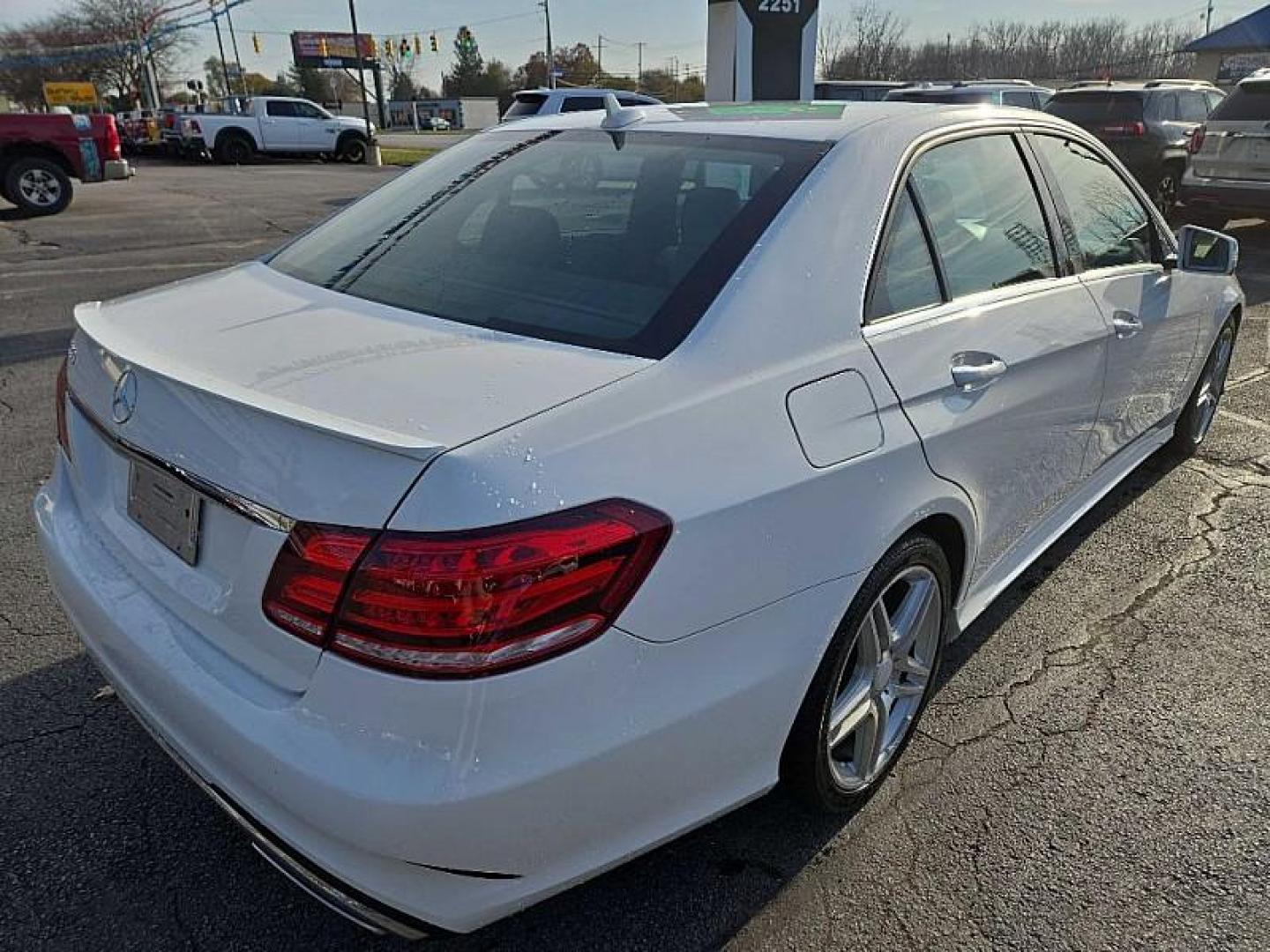 2014 WHITE /BLACK Mercedes-Benz E-Class E350 Sedan (WDDHF5KB2EA) with an 3.5L V6 DOHC 24V engine, 7-Speed Automatic transmission, located at 3304 Woodville Road, Northwood, OH, 43619, (419) 210-8019, 41.612694, -83.480743 - Photo#4