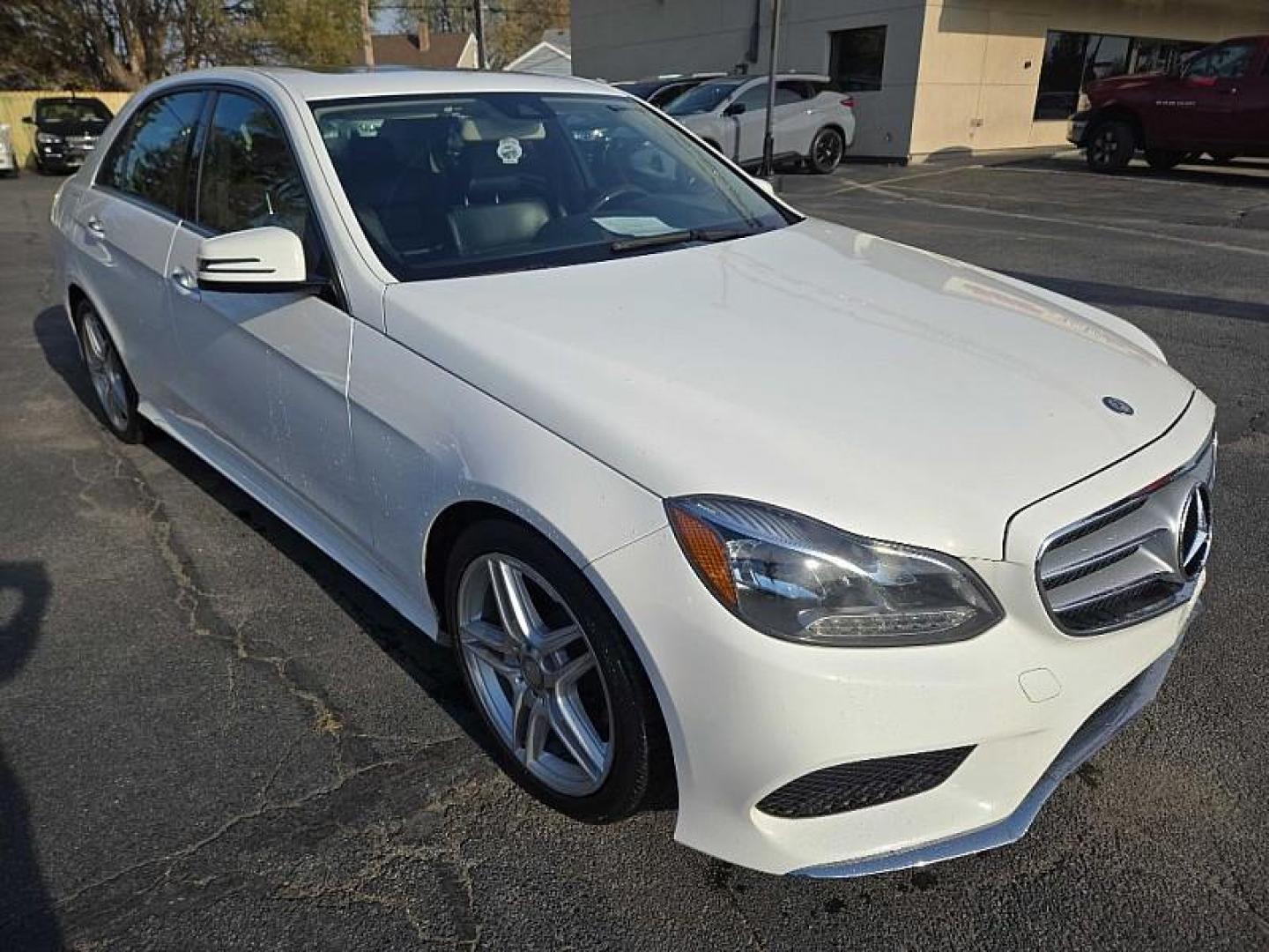 2014 WHITE /BLACK Mercedes-Benz E-Class E350 Sedan (WDDHF5KB2EA) with an 3.5L V6 DOHC 24V engine, 7-Speed Automatic transmission, located at 3304 Woodville Road, Northwood, OH, 43619, (419) 210-8019, 41.612694, -83.480743 - Photo#6