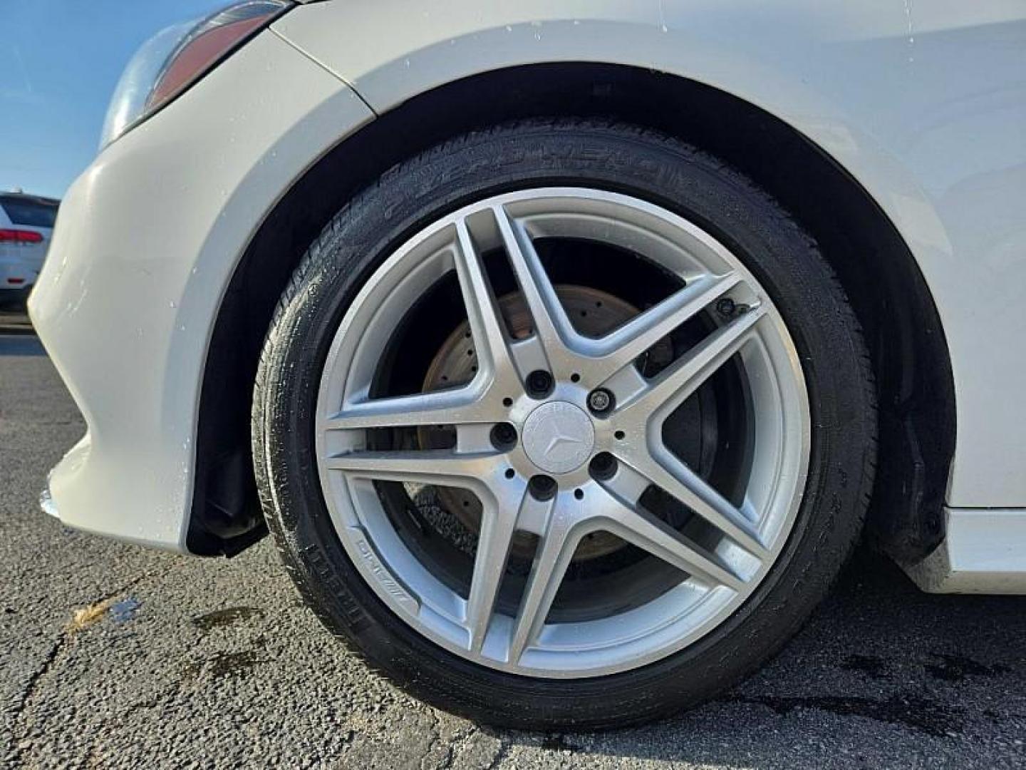 2014 WHITE /BLACK Mercedes-Benz E-Class E350 Sedan (WDDHF5KB2EA) with an 3.5L V6 DOHC 24V engine, 7-Speed Automatic transmission, located at 3304 Woodville Road, Northwood, OH, 43619, (419) 210-8019, 41.612694, -83.480743 - Photo#17