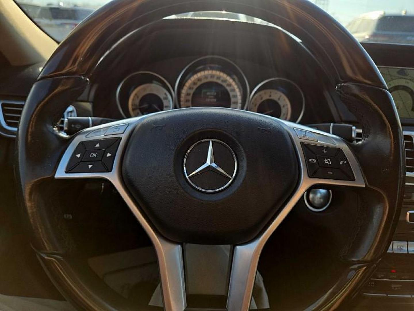 2014 WHITE /BLACK Mercedes-Benz E-Class E350 Sedan (WDDHF5KB2EA) with an 3.5L V6 DOHC 24V engine, 7-Speed Automatic transmission, located at 3304 Woodville Road, Northwood, OH, 43619, (419) 210-8019, 41.612694, -83.480743 - Photo#18