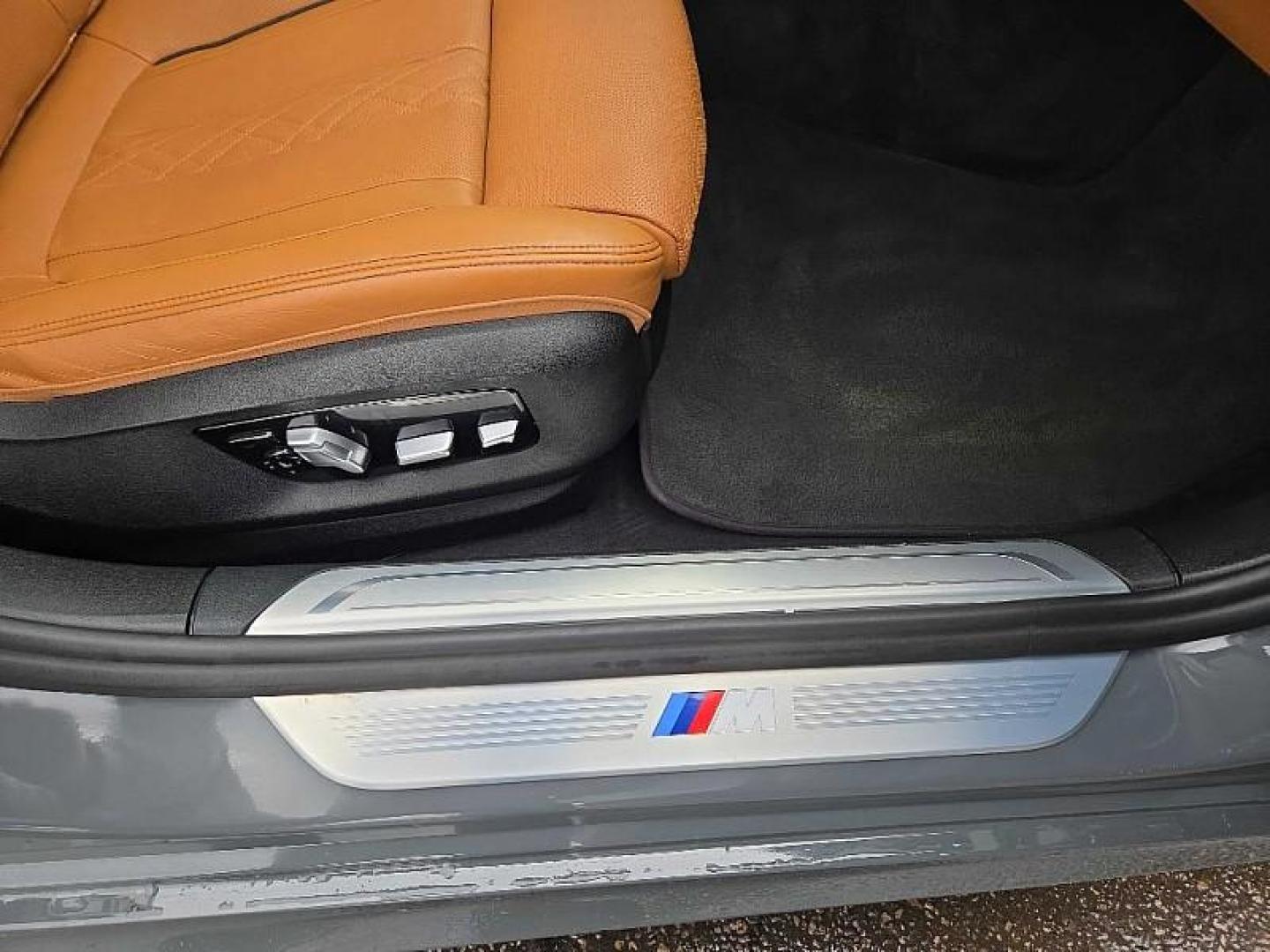 2018 GRAY BMW 7-Series 750i xDrive (WBA7F2C52JB) with an 4.4L V8 DOHC 32V engine, 8A transmission, located at 3304 Woodville Road, Northwood, OH, 43619, (419) 210-8019, 41.612694, -83.480743 - Your #1 Destination for Auto Loans and mdash;No Matter Your Credit!At our dealership, we believe everyone deserves the opportunity to drive their dream car and mdash;whether you have good credit, bad credit, or no credit at all. With a wide selection of hundreds of cars, trucks, and SUVs, you'll fin - Photo#17