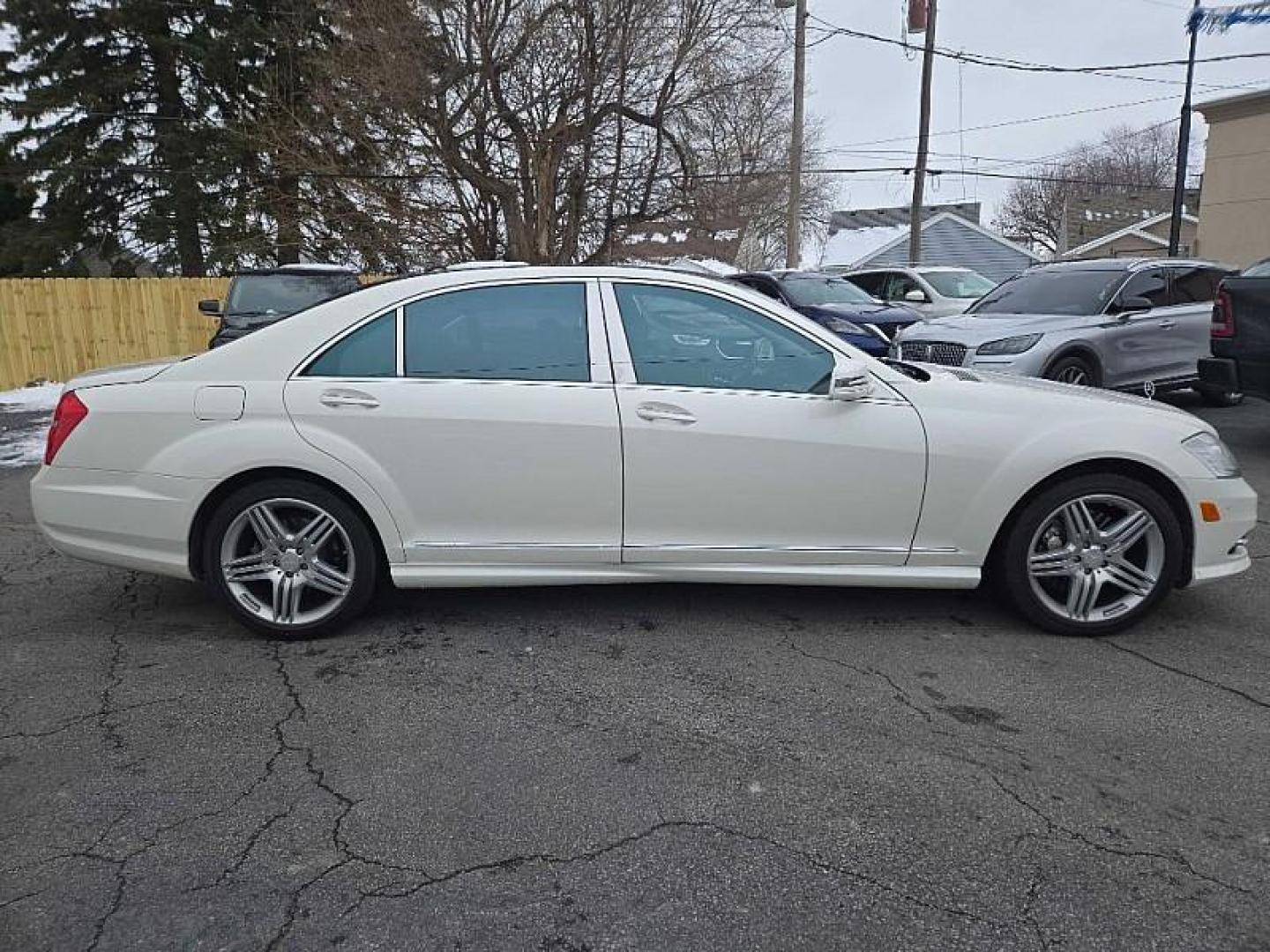 2013 WHITE /BLACK Mercedes-Benz S-Class S550 4-MATIC (WDDNG9EB3DA) with an 5.5L V8 DOHC 32V engine, 7-Speed Automatic transmission, located at 3304 Woodville Road, Northwood, OH, 43619, (419) 210-8019, 41.612694, -83.480743 - Your #1 Destination for Auto Loans and mdash;No Matter Your Credit!At our dealership, we believe everyone deserves the opportunity to drive their dream car and mdash;whether you have good credit, bad credit, or no credit at all. With a wide selection of hundreds of cars, trucks, and SUVs, you'll fin - Photo#5