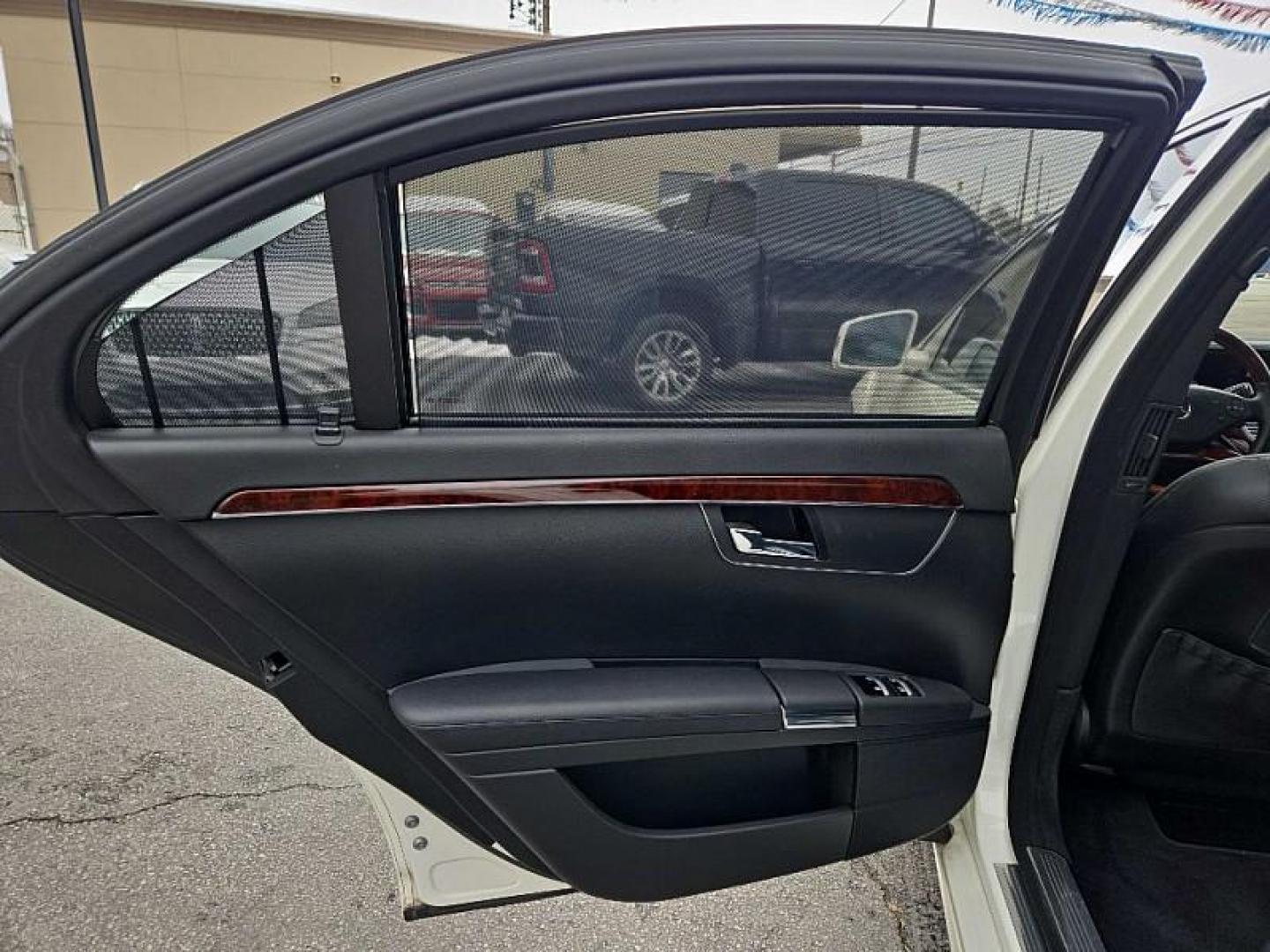 2013 WHITE /BLACK Mercedes-Benz S-Class S550 4-MATIC (WDDNG9EB3DA) with an 5.5L V8 DOHC 32V engine, 7-Speed Automatic transmission, located at 3304 Woodville Road, Northwood, OH, 43619, (419) 210-8019, 41.612694, -83.480743 - Your #1 Destination for Auto Loans and mdash;No Matter Your Credit!At our dealership, we believe everyone deserves the opportunity to drive their dream car and mdash;whether you have good credit, bad credit, or no credit at all. With a wide selection of hundreds of cars, trucks, and SUVs, you'll fin - Photo#10