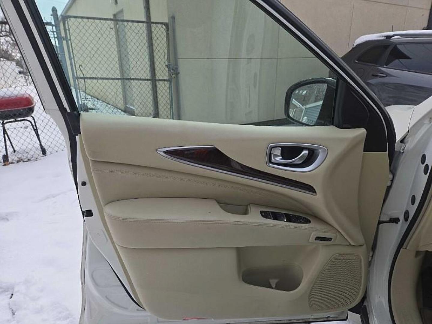 2014 WHITE /TAN Infiniti QX60 Hybrid AWD (5N1CL0MM0EC) with an 2.5L L4 DOHC 16V HYBRID engine, Continuously Variable Transmission transmission, located at 3304 Woodville Road, Northwood, OH, 43619, (419) 210-8019, 41.612694, -83.480743 - Your #1 Destination for Auto Loans and mdash;No Matter Your Credit!At our dealership, we believe everyone deserves the opportunity to drive their dream car and mdash;whether you have good credit, bad credit, or no credit at all. With a wide selection of hundreds of cars, trucks, and SUVs, you'll fin - Photo#8