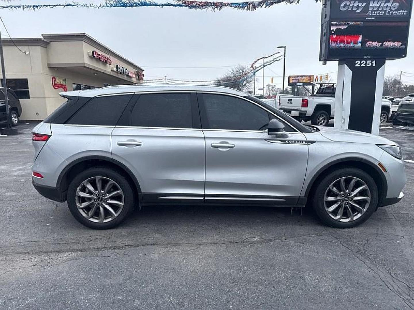2020 SILVER /BLACK Lincoln Corsair Base AWD (5LMCJ1D9XLU) with an 2.0L L4 DOHC 16V engine, 8A transmission, located at 3304 Woodville Road, Northwood, OH, 43619, (419) 210-8019, 41.612694, -83.480743 - Photo#5