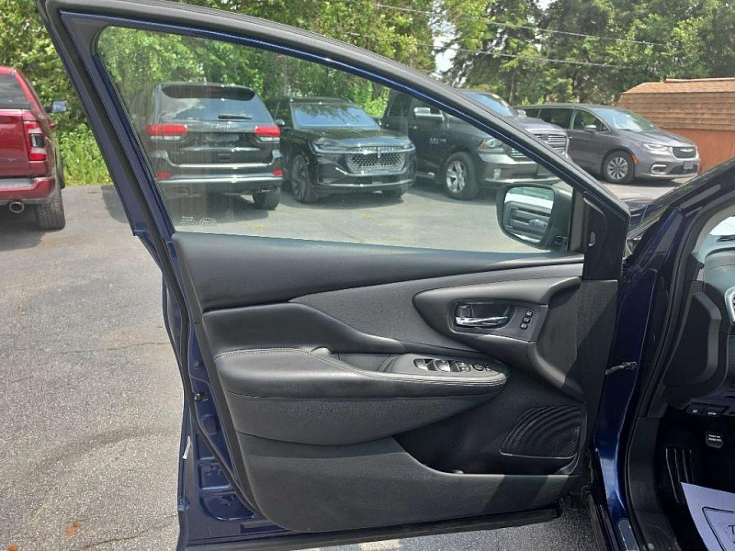 2020 BLUE /BLACK Nissan Murano SL AWD (5N1AZ2CS1LN) with an 3.5L V6 DOHC 24V engine, CVT transmission, located at 3304 Woodville Road, Northwood, OH, 43619, (419) 210-8019, 41.612694, -83.480743 - Your #1 Destination for Auto Loans and mdash;No Matter Your Credit!At our dealership, we believe everyone deserves the opportunity to drive their dream car and mdash;whether you have good credit, bad credit, or no credit at all. With a wide selection of hundreds of cars, trucks, and SUVs, you'll fin- Photo#8